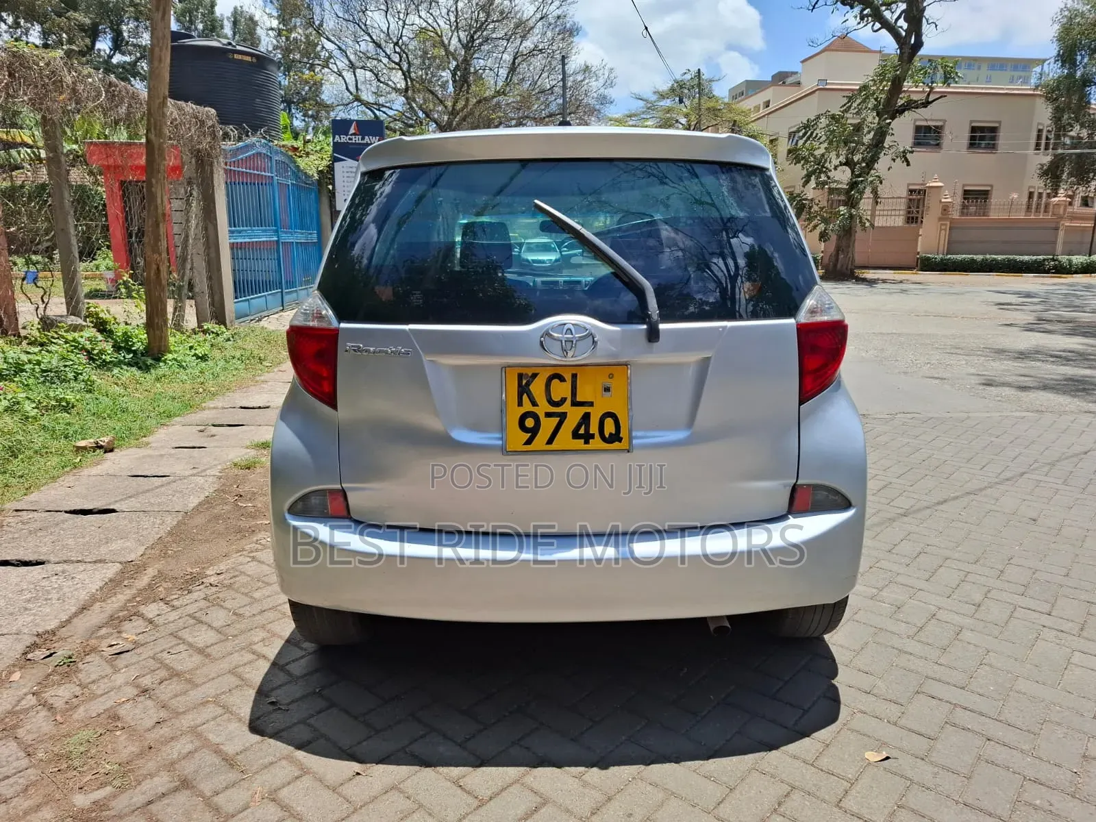 Toyota Ractis 1.3 FWD 2011 Silver