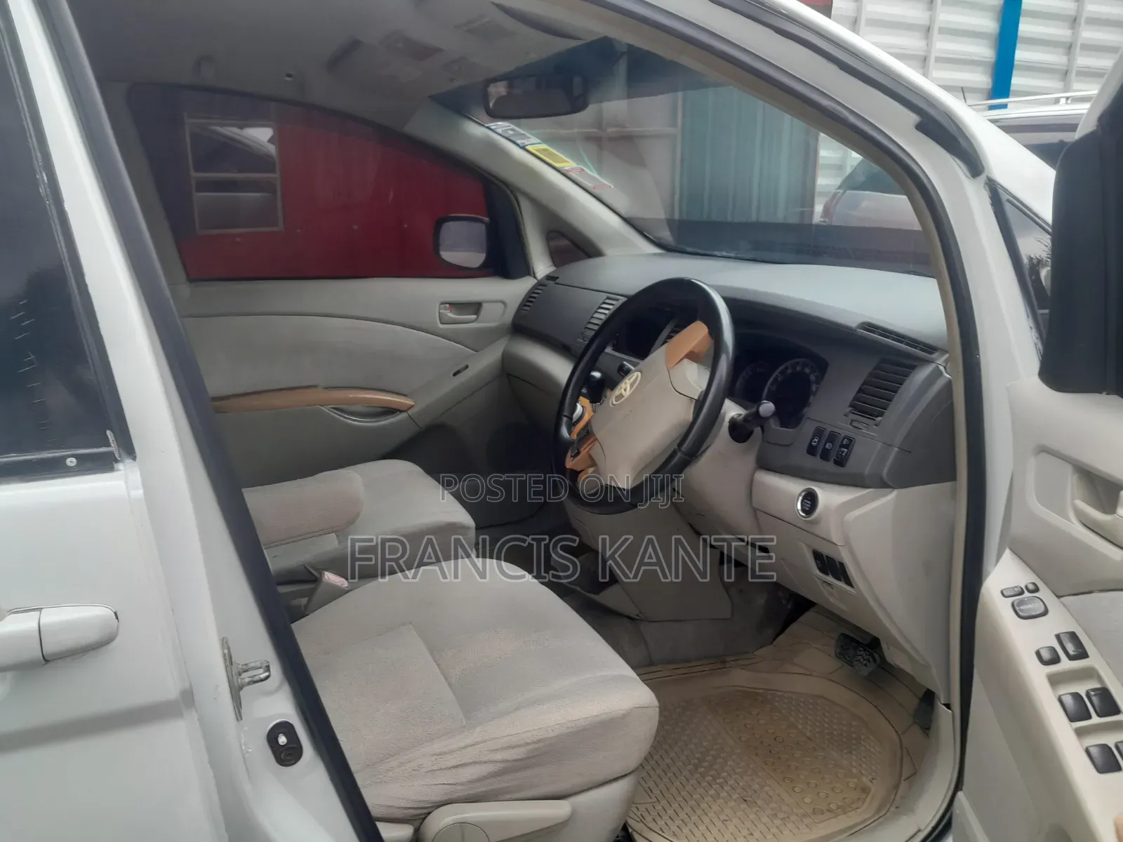 Toyota ISIS 2009 White