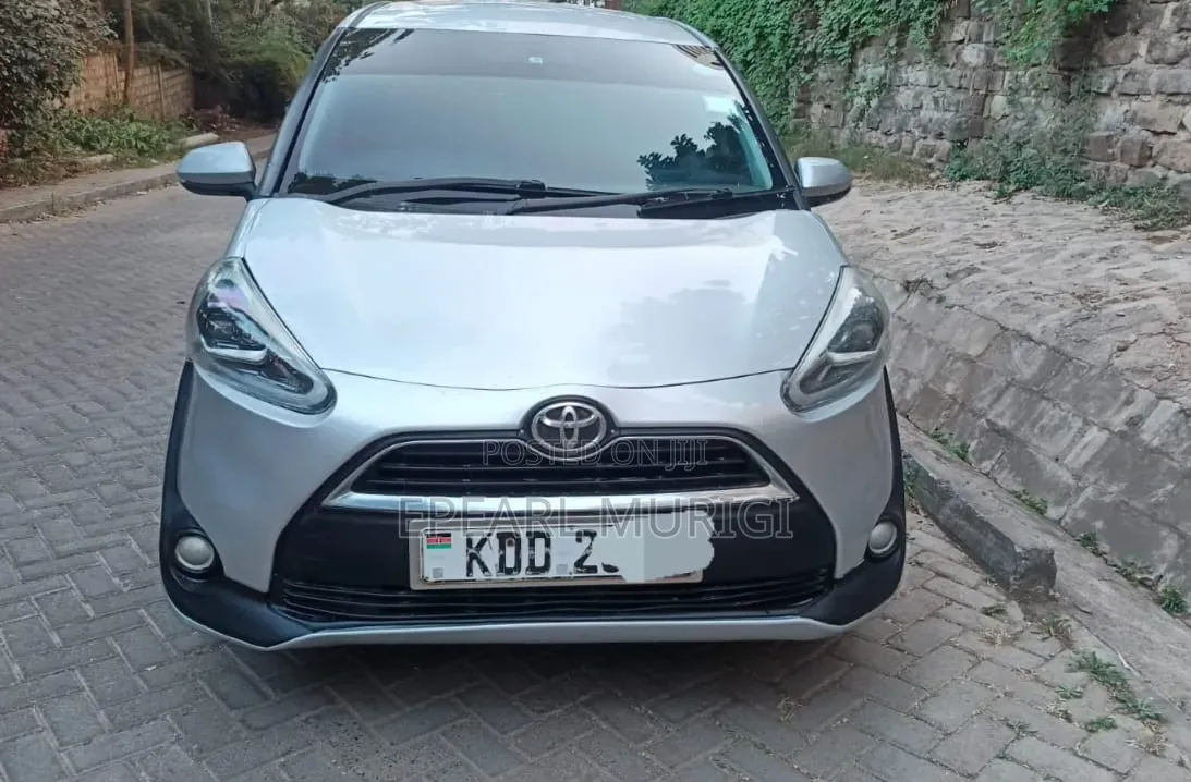 Toyota Sienta 2015 Silver