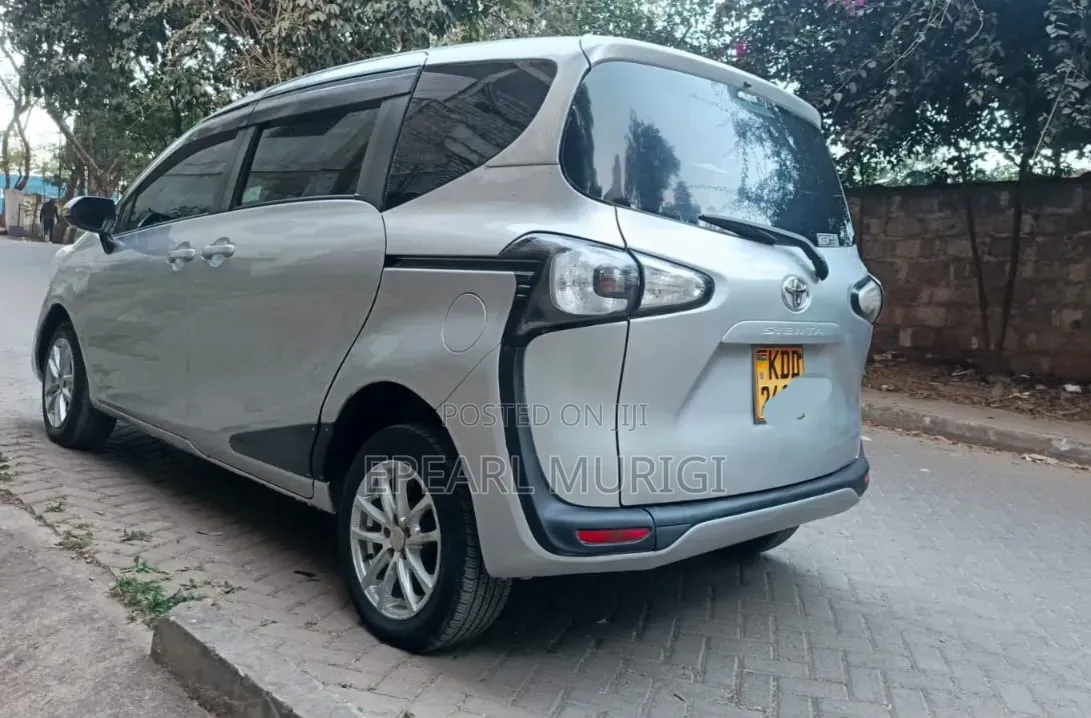 Toyota Sienta 2015 Silver