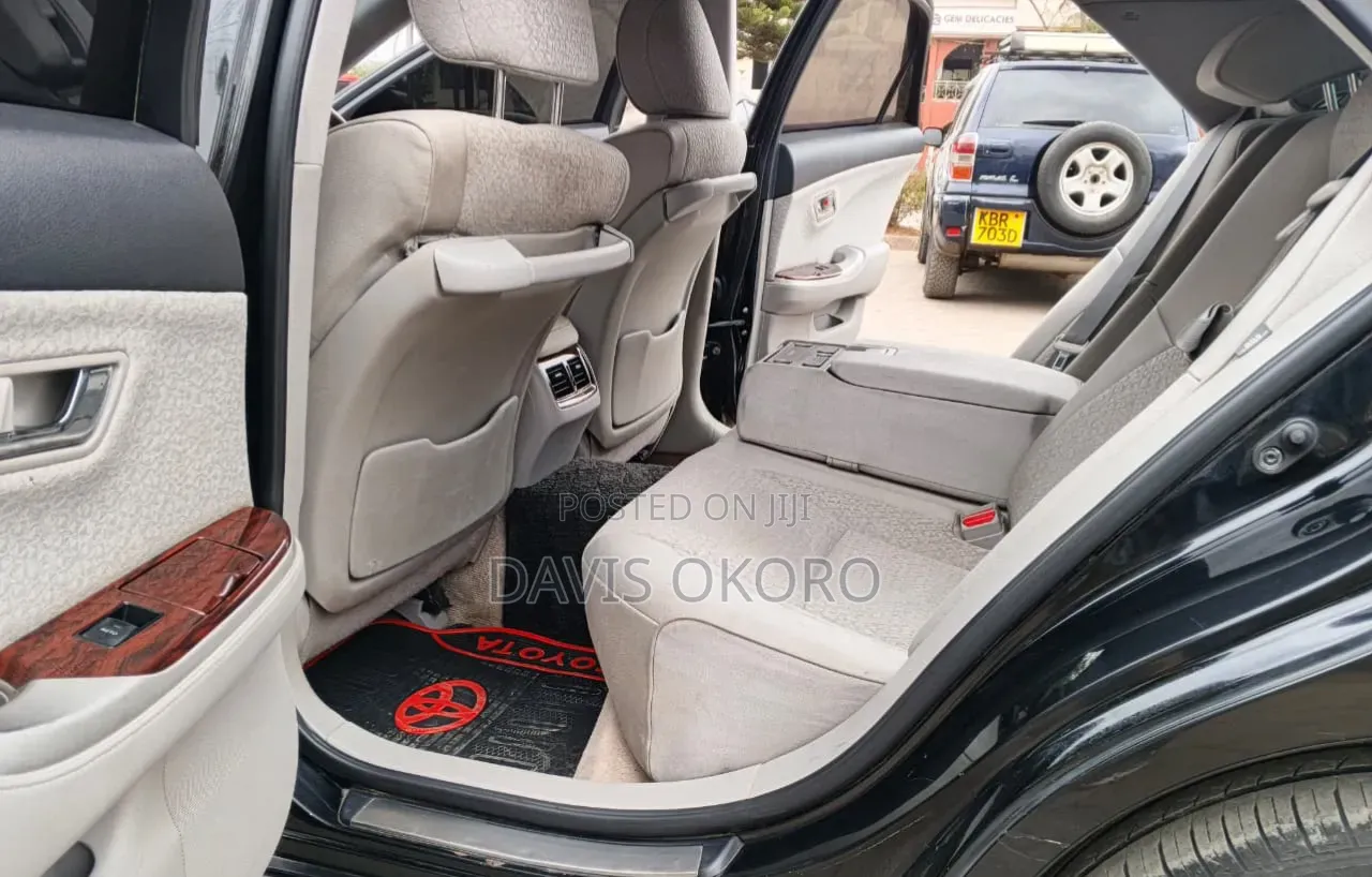 Toyota Crown 2012 Black