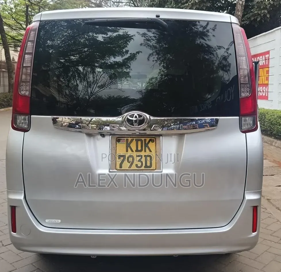Toyota Noah 2015 Silver