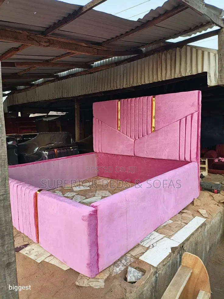 5x6 Plum Pink Chevron Chester Bed in Gold Trim