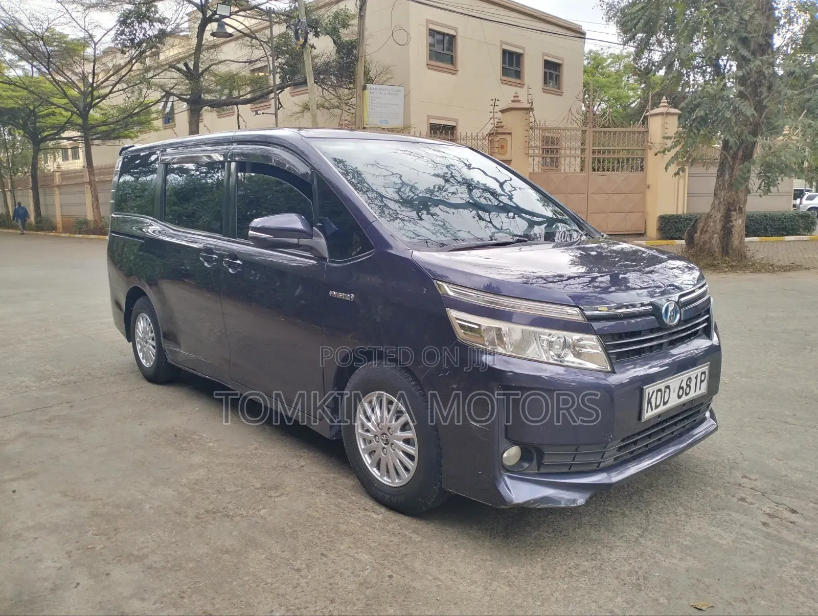 Toyota Voxy 2014 Purple