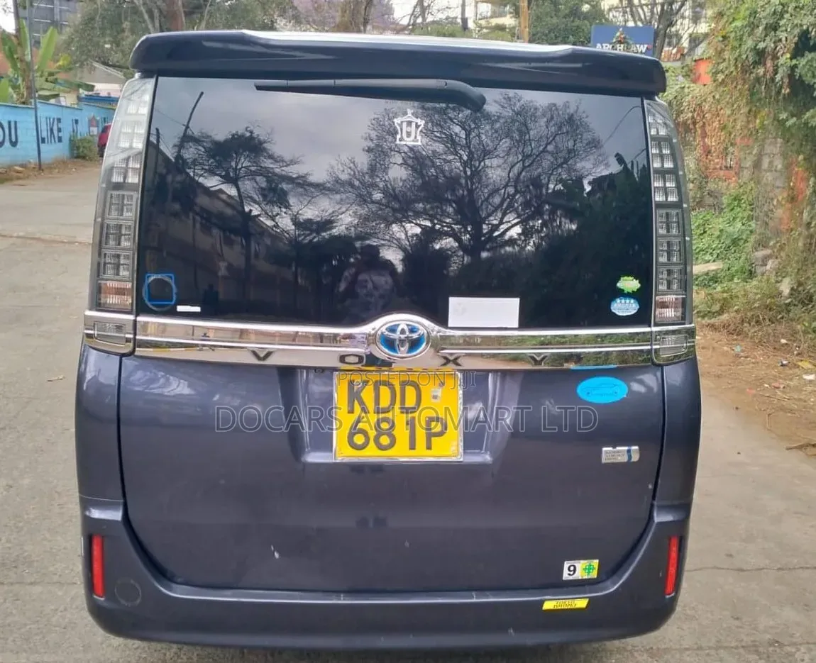 Toyota Voxy 2014 Blue