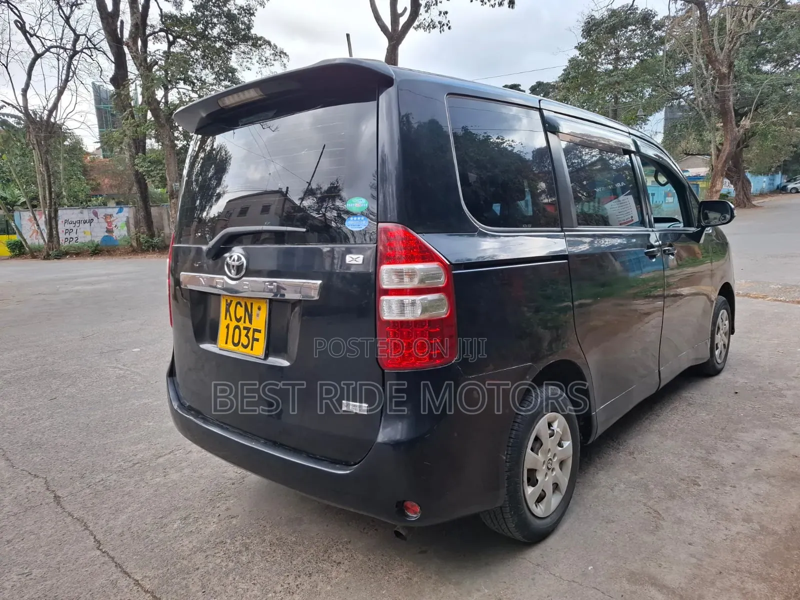 Toyota Noah 2.0 158hp FWD (8 Seater) 2010 Black