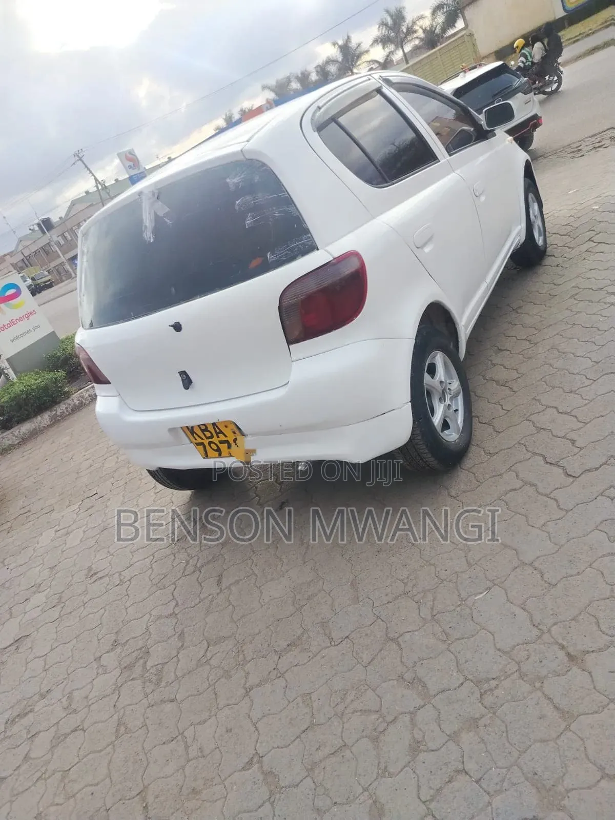 Toyota Vitz 2001 White