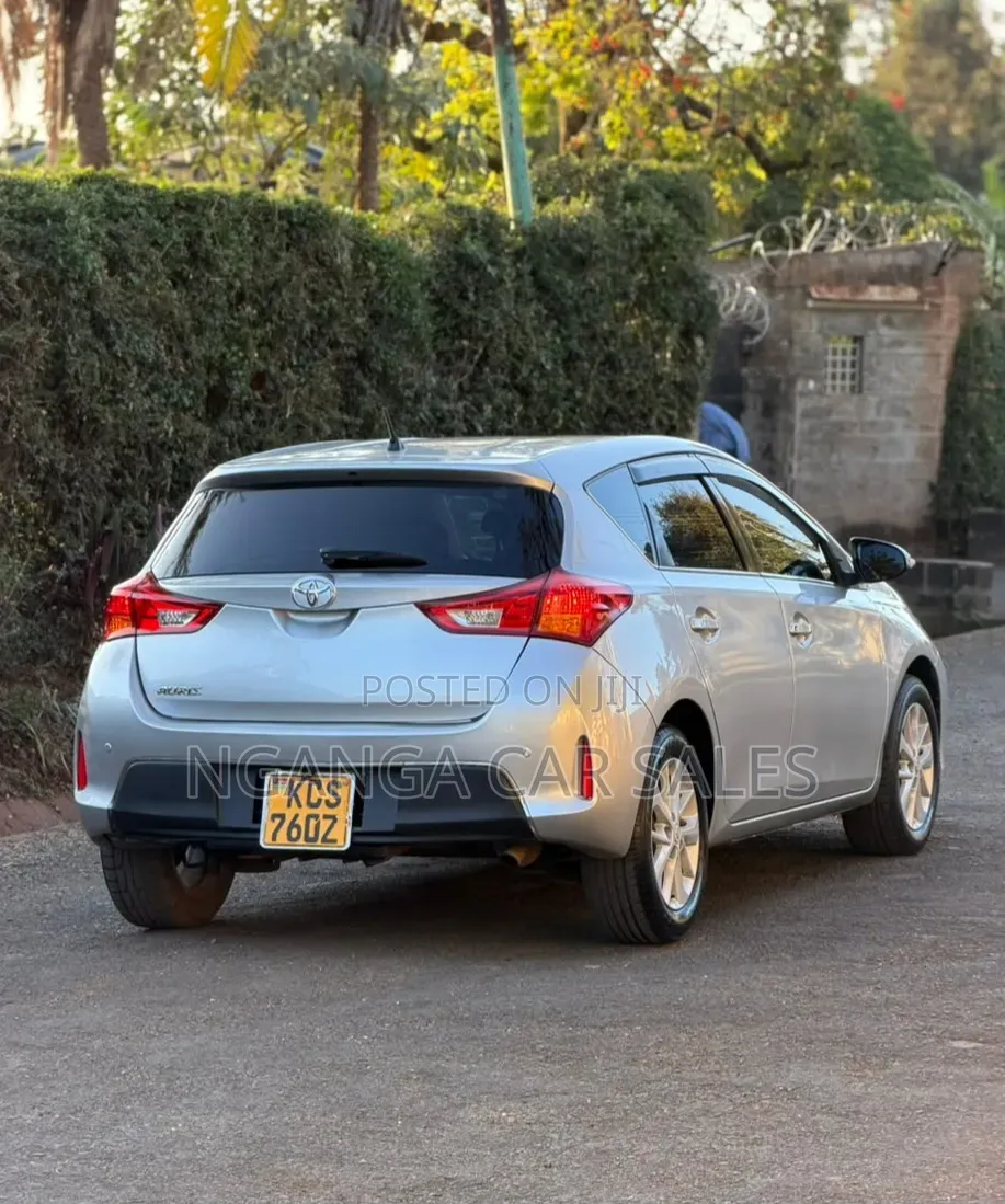 Toyota Auris 2012 Silver