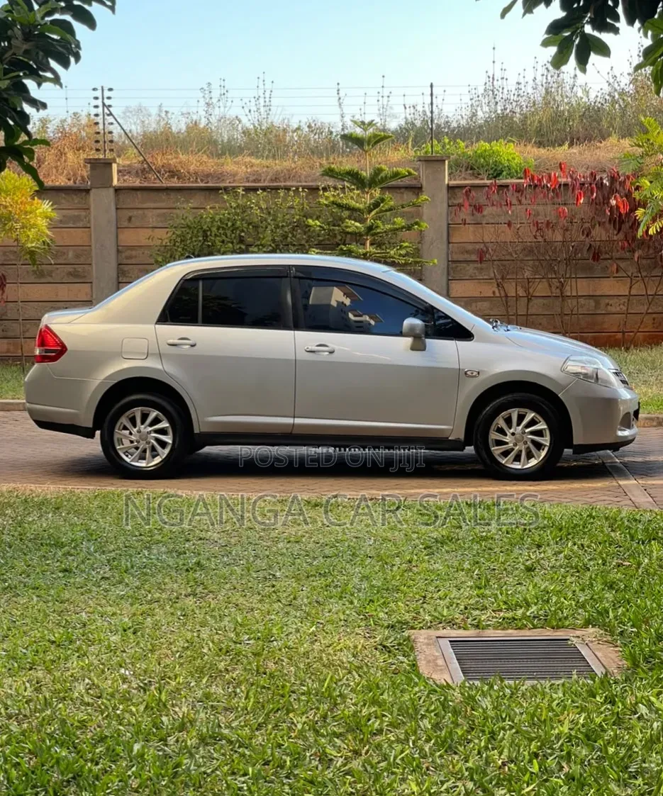 Nissan Tiida 2011 Silver
