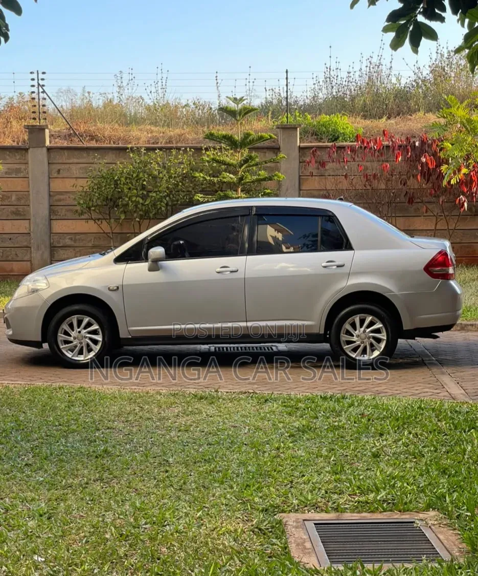 Nissan Tiida 2011 Silver
