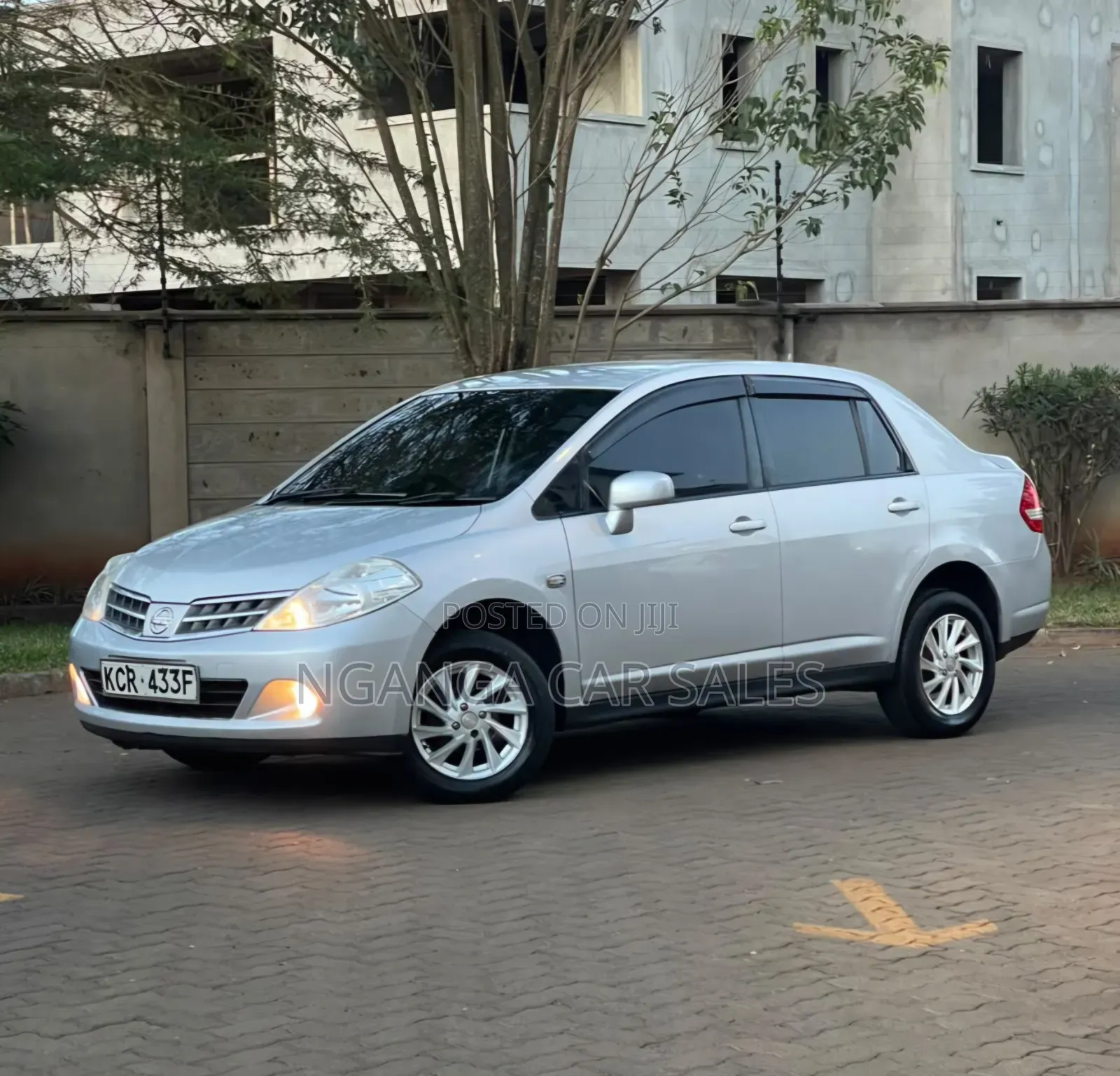 Nissan Tiida 2011 Silver