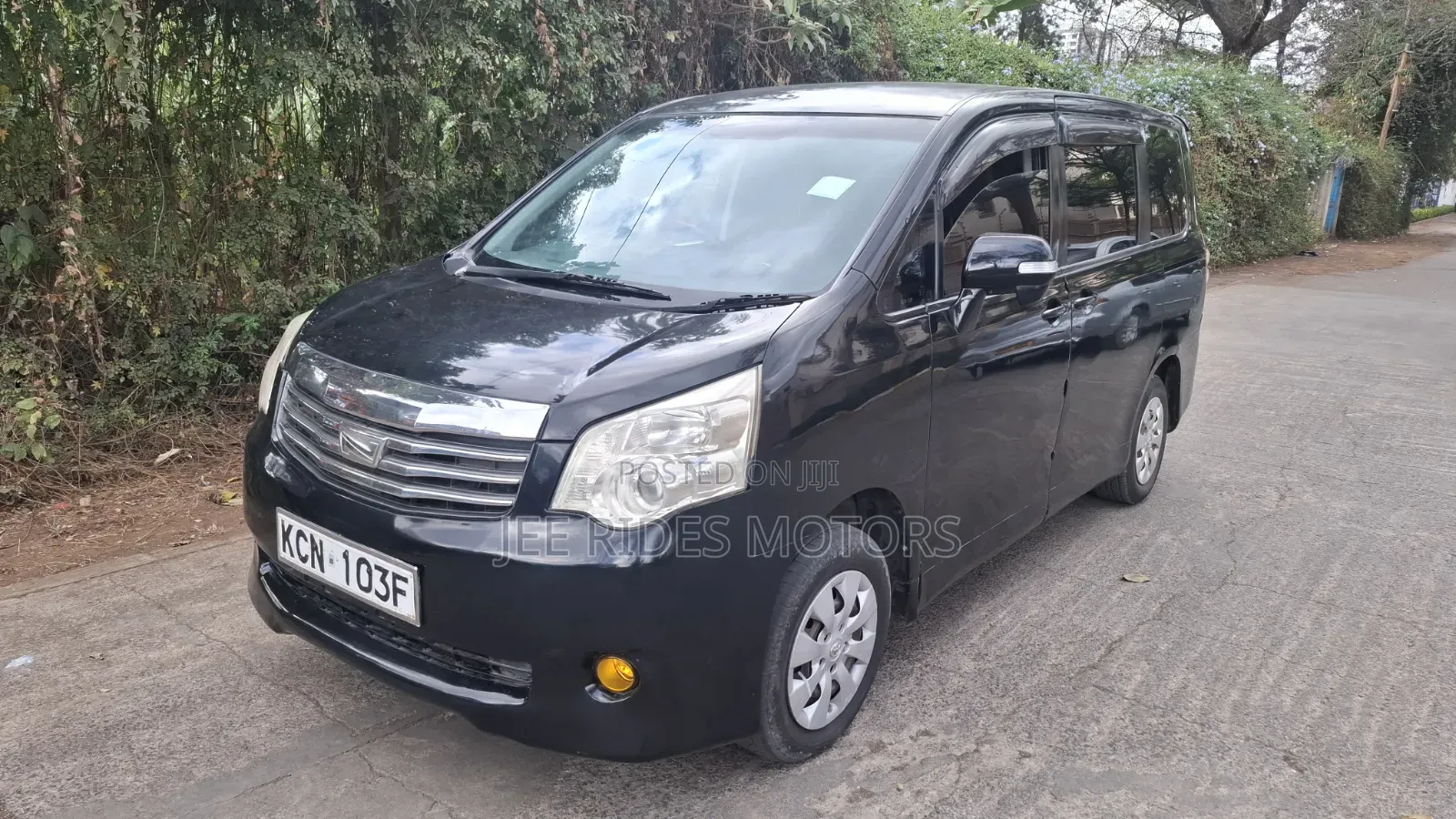 Toyota Noah 2.0 158hp FWD (8 Seater) 2010 Black