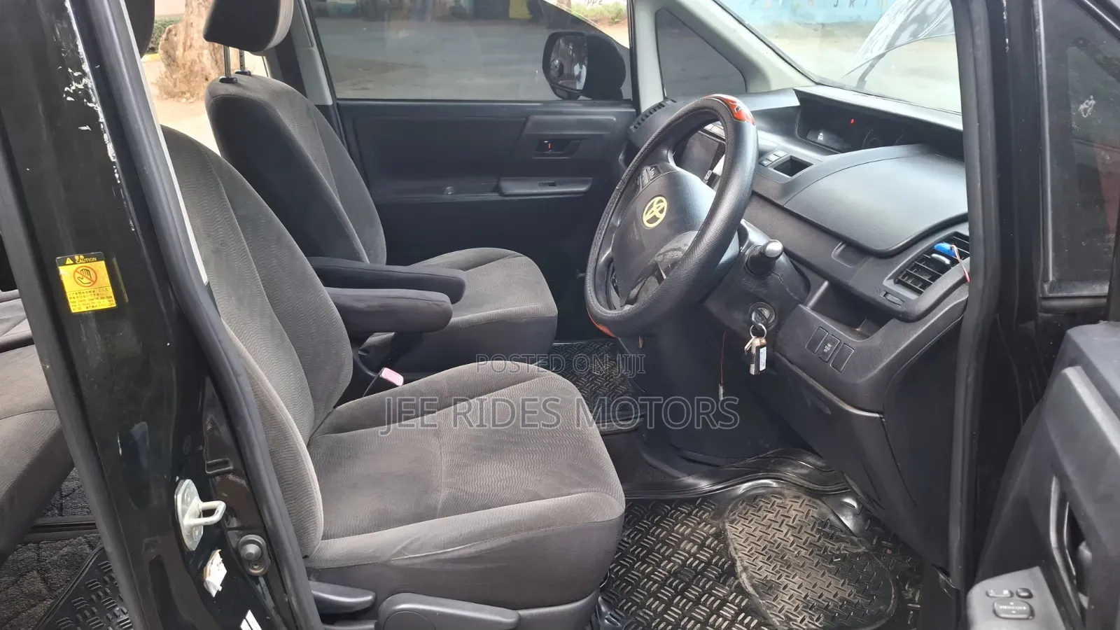 Toyota Noah 2.0 158hp FWD (8 Seater) 2010 Black