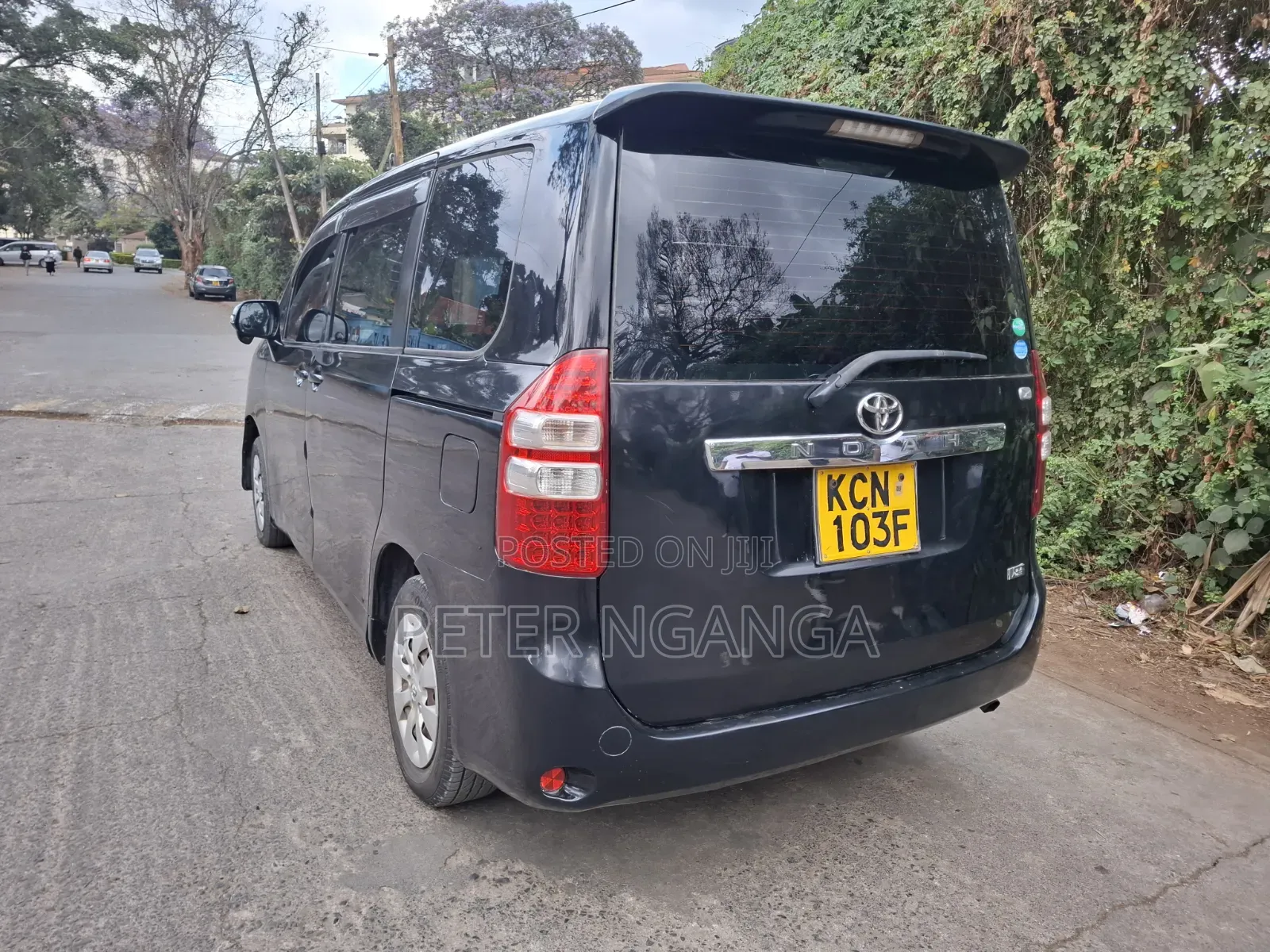 Toyota Noah 2.0 158hp FWD (8 Seater) 2011 Black