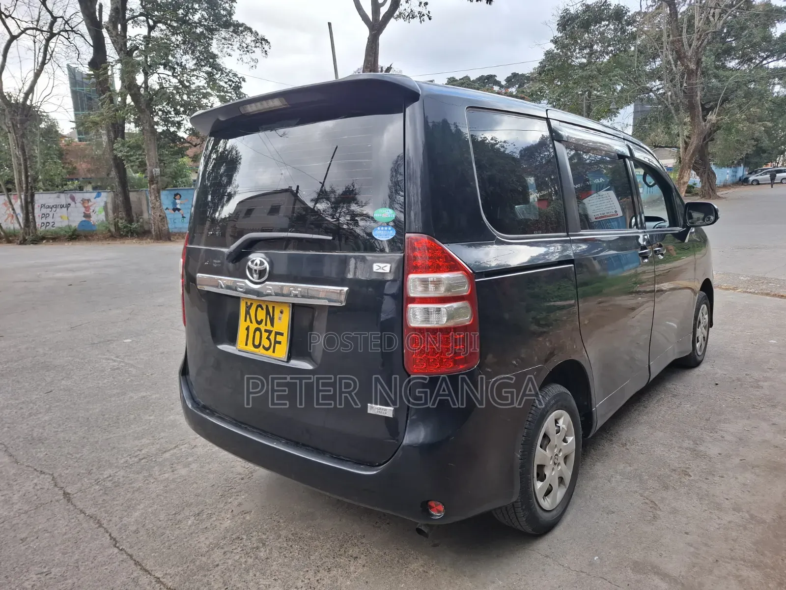 Toyota Noah 2.0 158hp FWD (8 Seater) 2011 Black