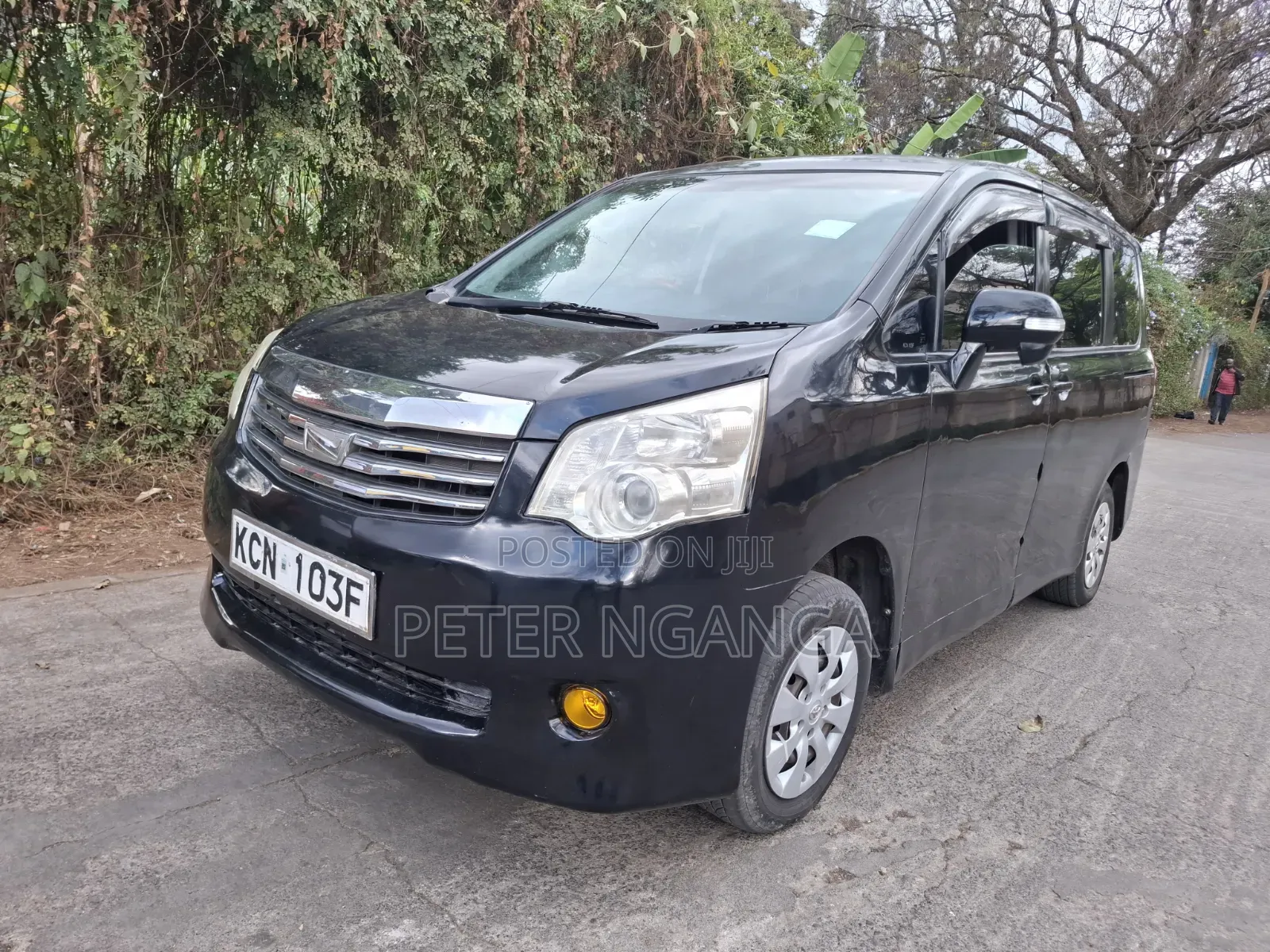 Toyota Noah 2.0 158hp FWD (8 Seater) 2011 Black