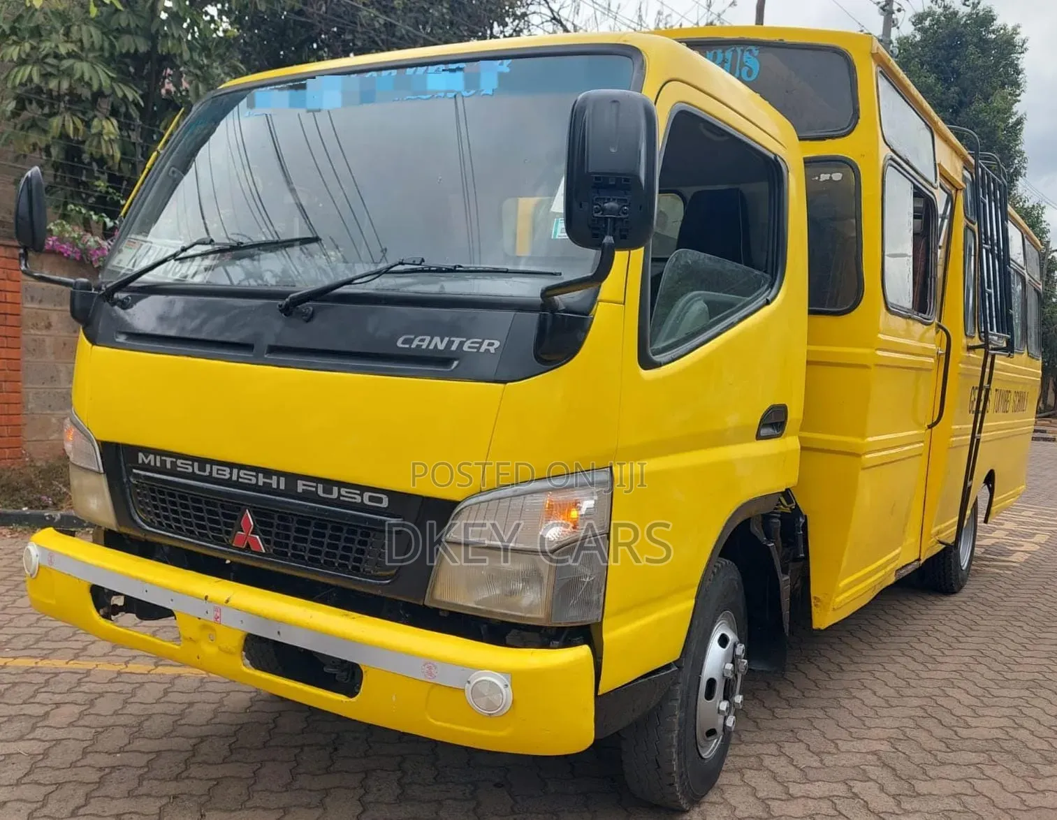 Mitsubishi Fuso Canter 2013 Yellow
