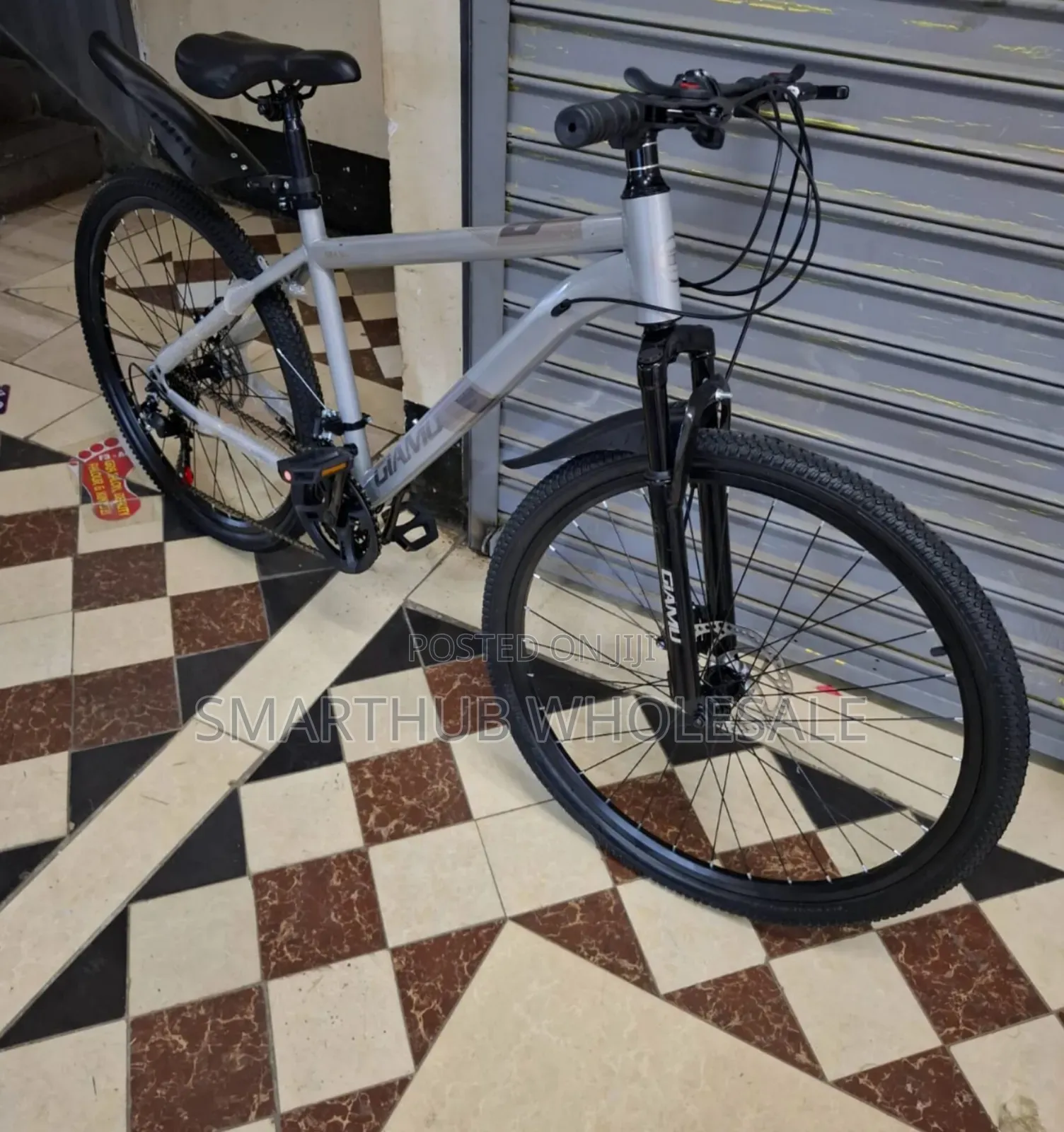 Front Suspension 
Multi Speed Gear System
Disc Brakes
Size 26