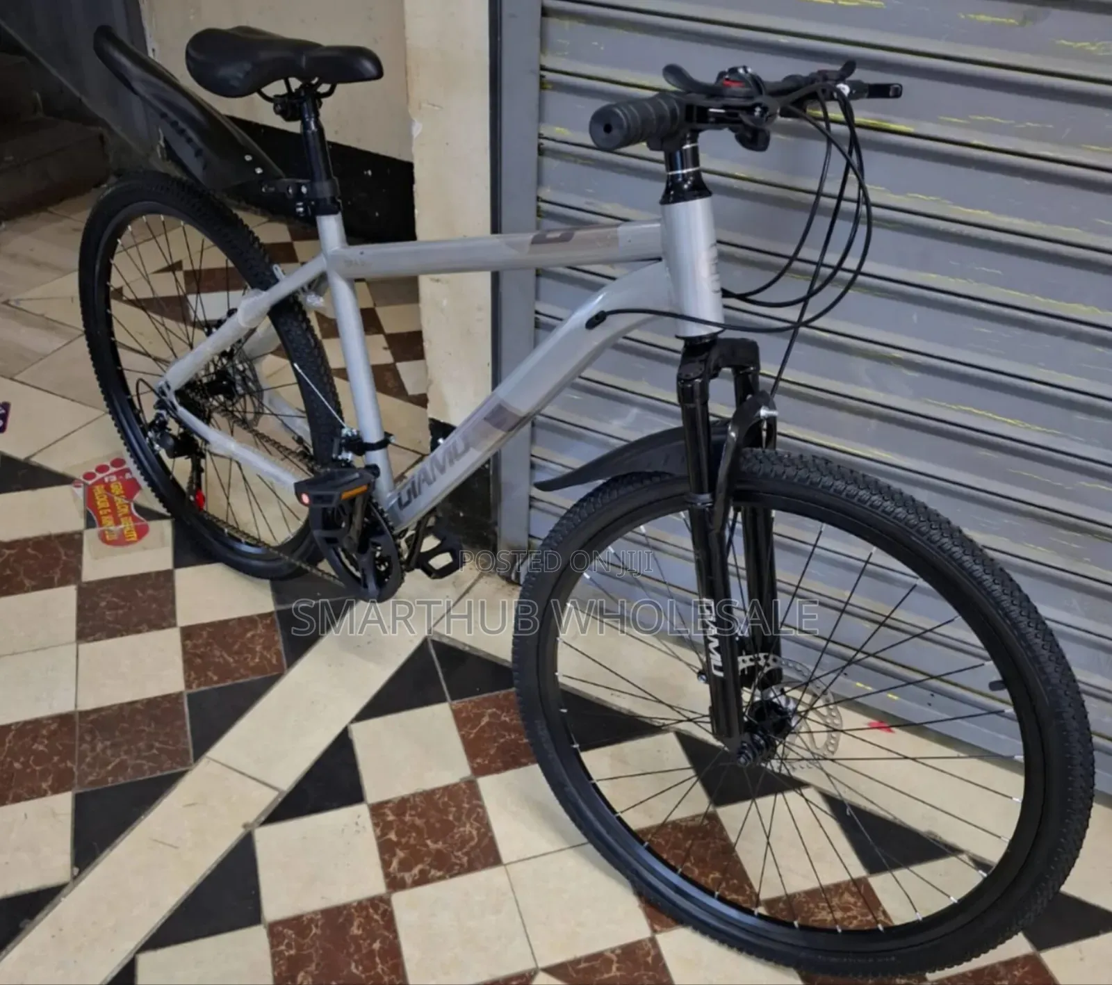 Front Suspension 
Multi Speed Gear System
Disc Brakes
Size 26