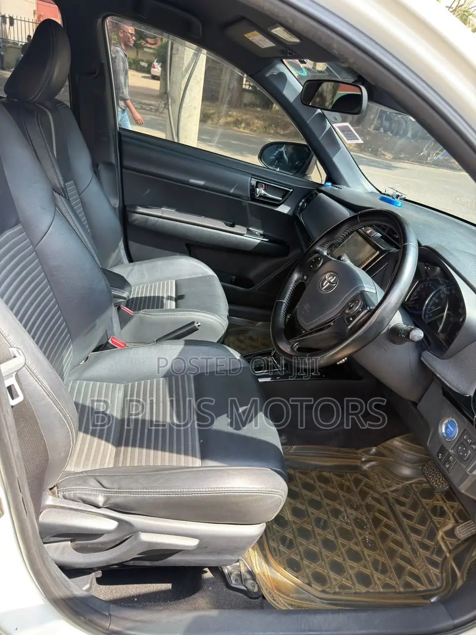 Toyota Corolla Fielder 1.5 Hybrid FWD 2019 White