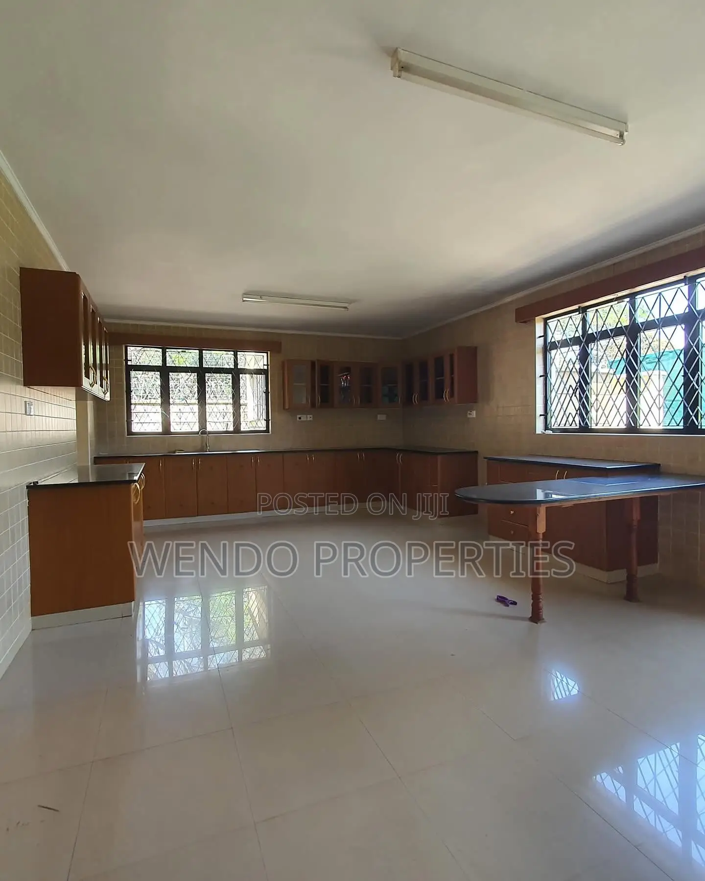 5bdrm House in Riverside Drive for rent