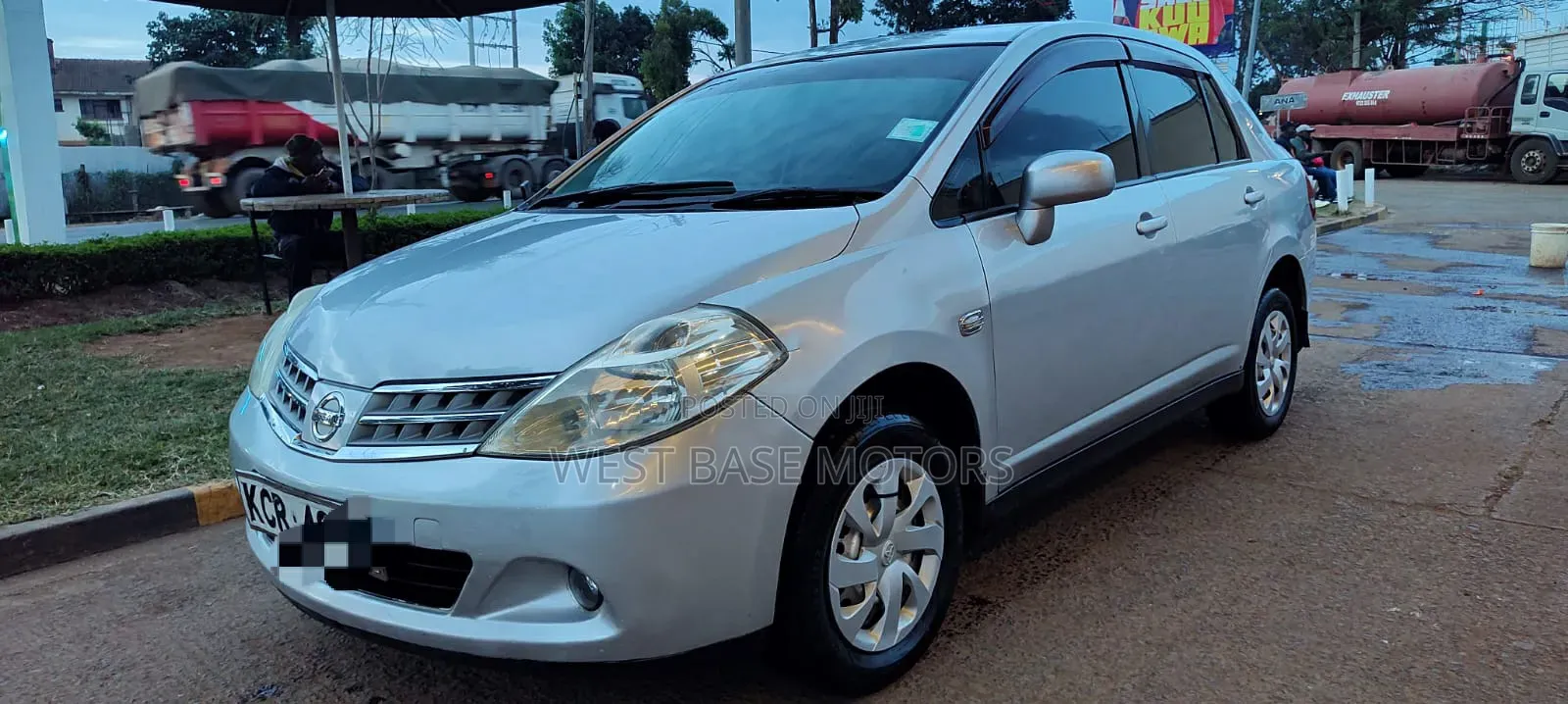 Nissan Tiida 2011 Silver