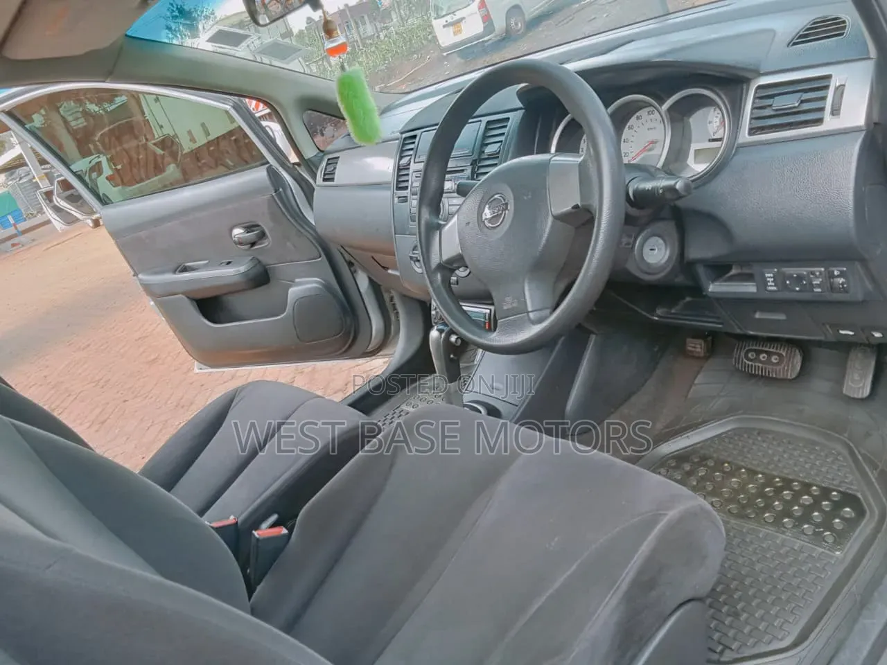 Nissan Tiida 2011 Silver