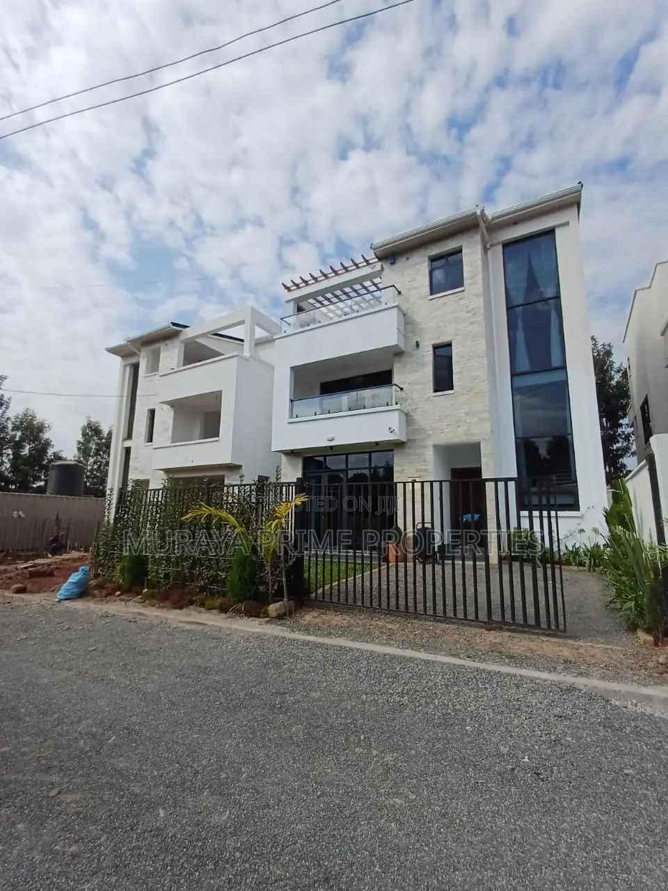 5bdrm Maisonette in Kerarapon for sale