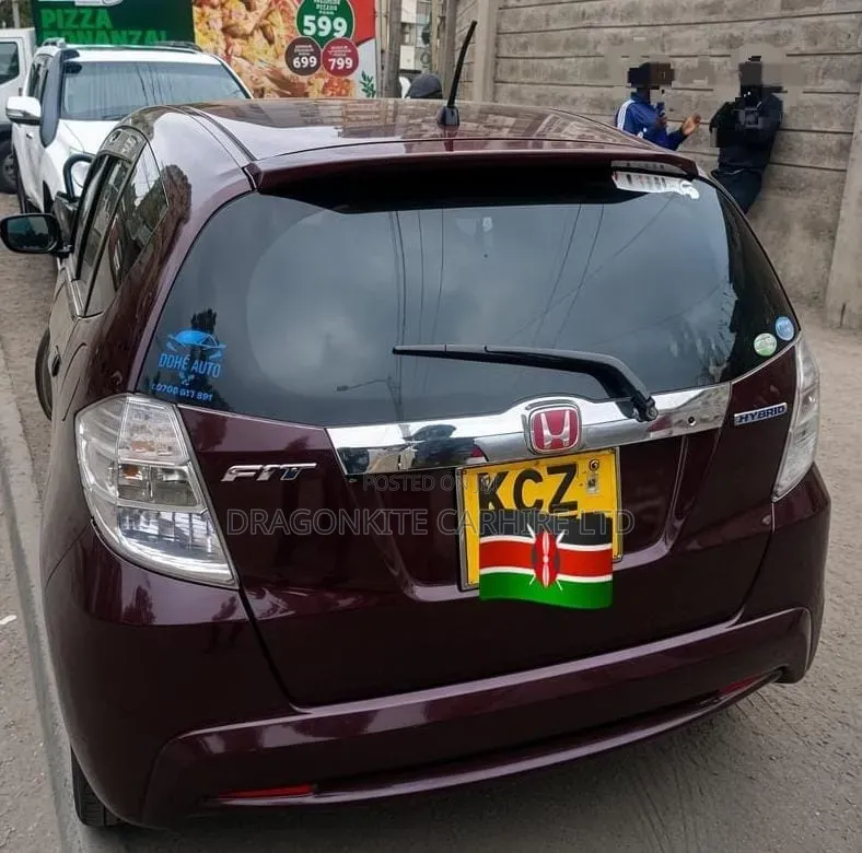 5 Seater Self Drive Hybrid Honda Fit for Hire/Rent