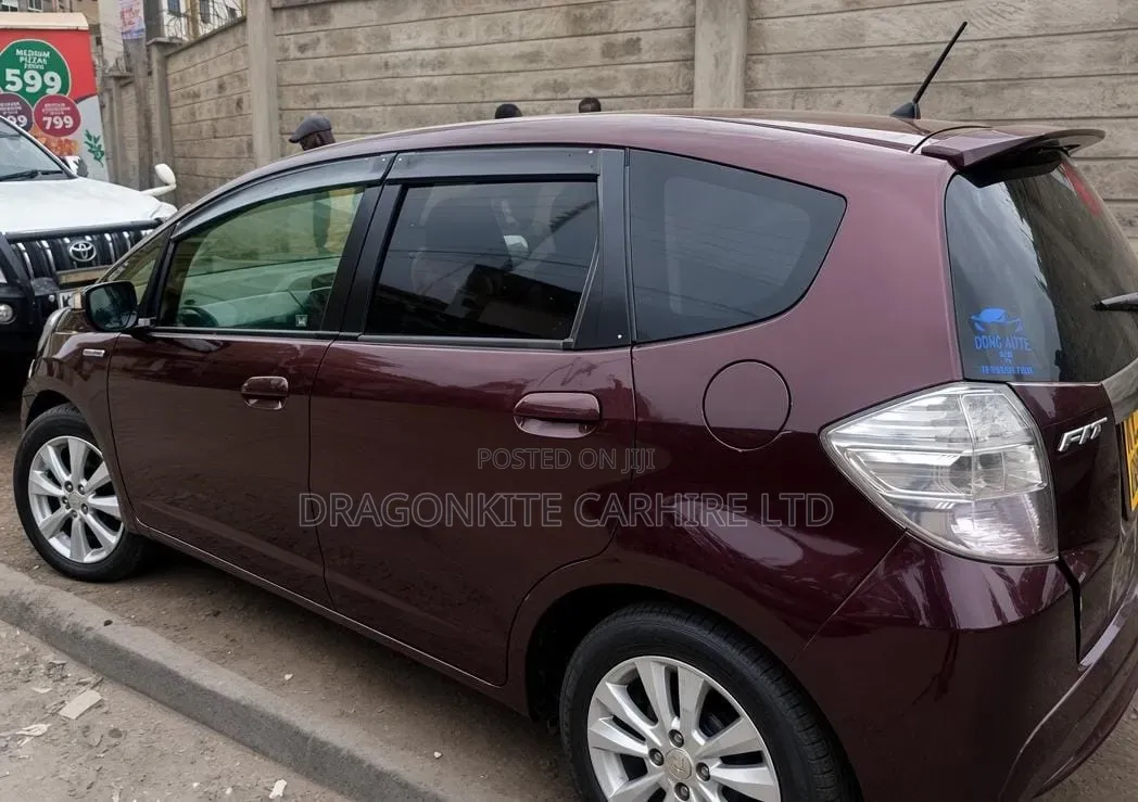 5 Seater Self Drive Hybrid Honda Fit for Hire/Rent