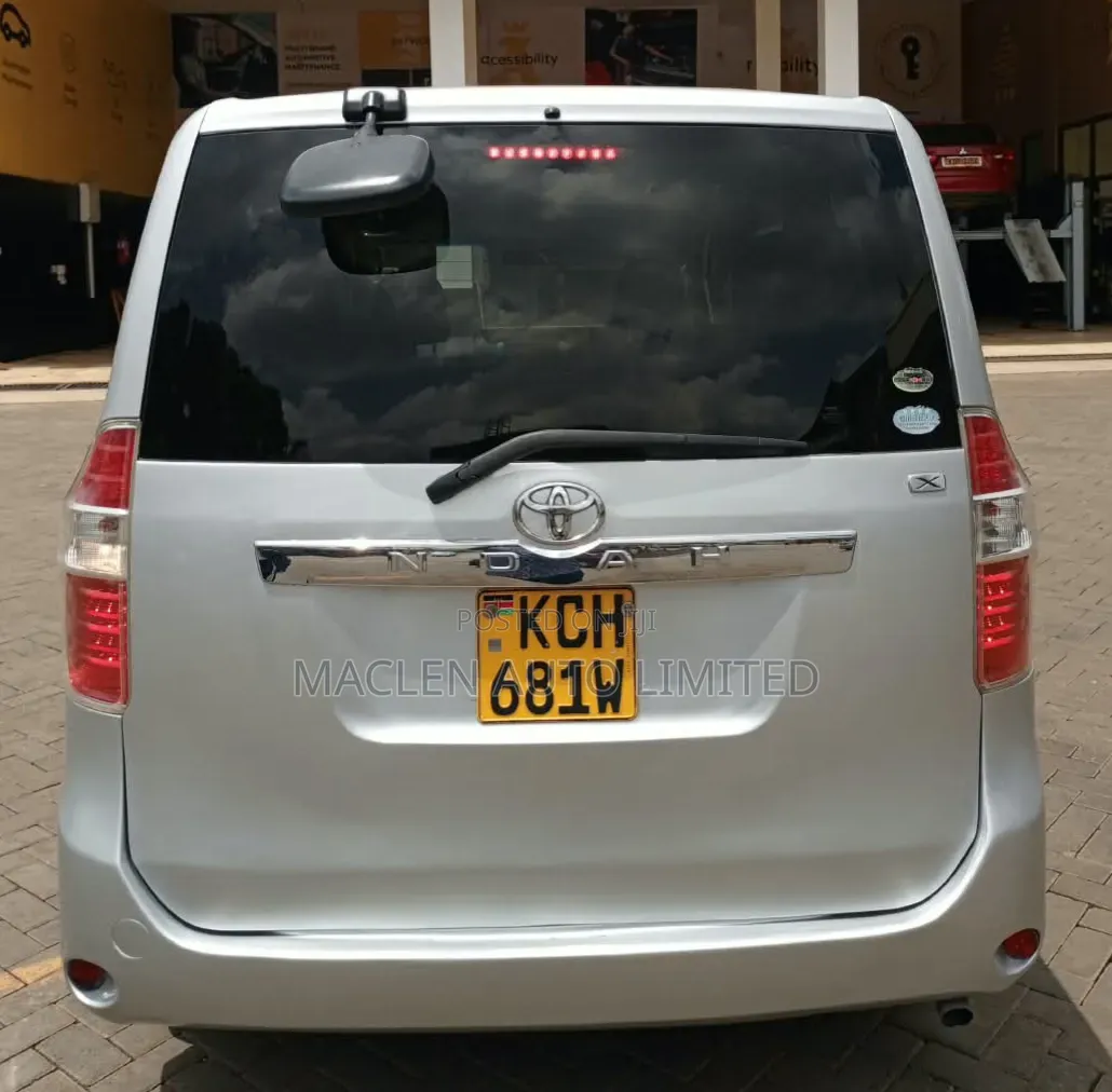Toyota Noah 2009 Silver