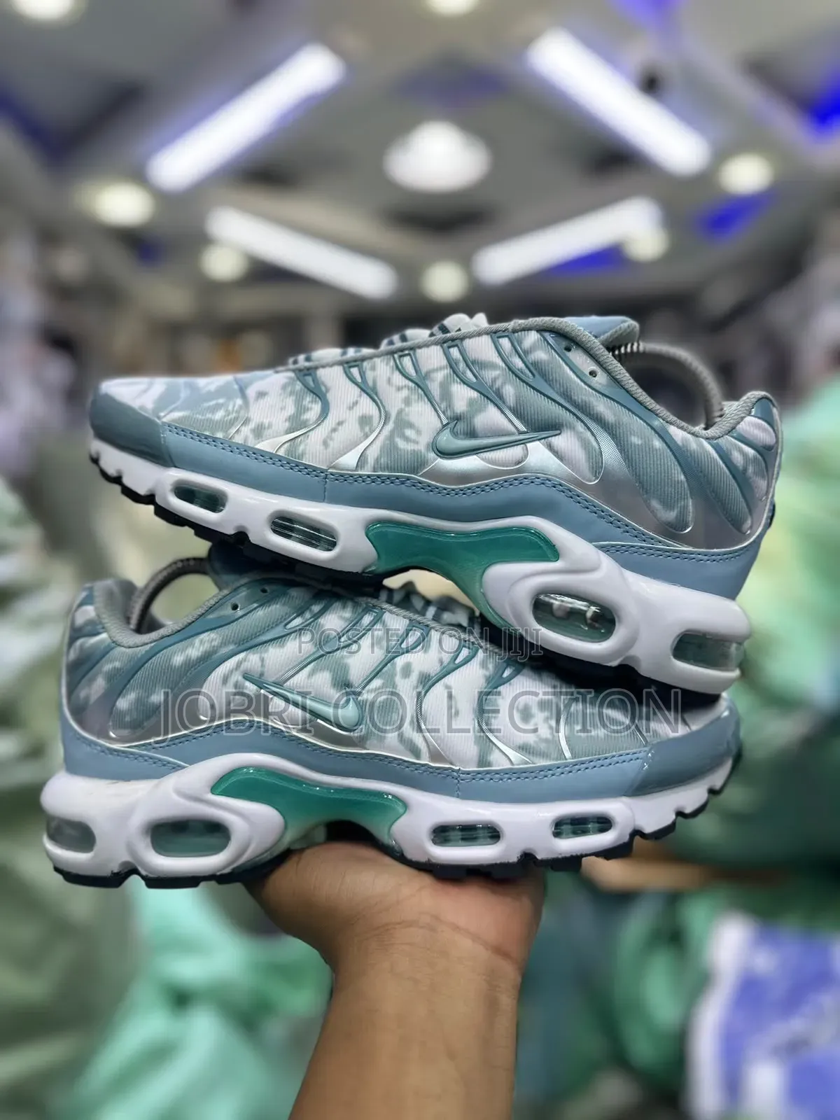 Nike Air Max TN “ Floral Return of 2019”
Sneakers