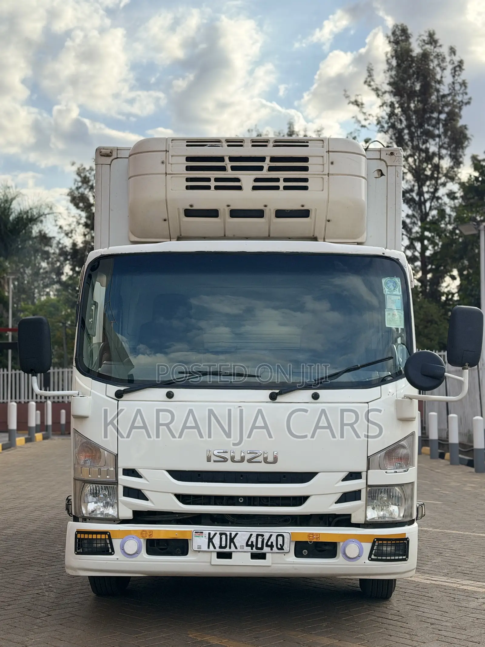 Isuzu Elf Track 2015 White