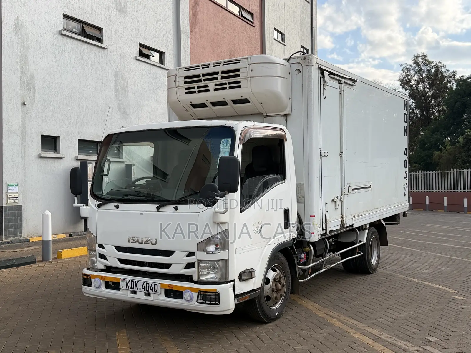 Isuzu Elf Track 2015 White