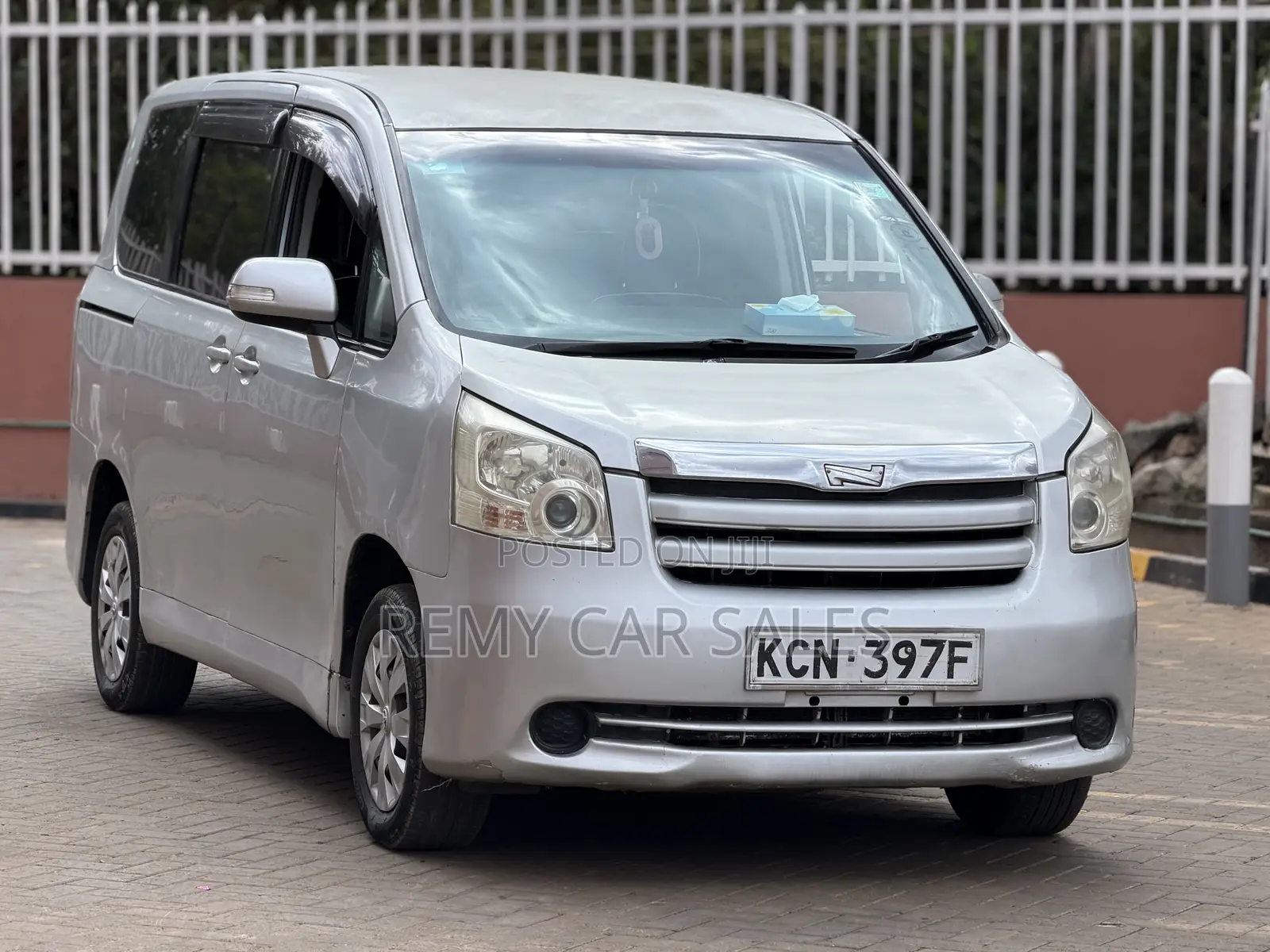 Toyota Noah 2010 Silver