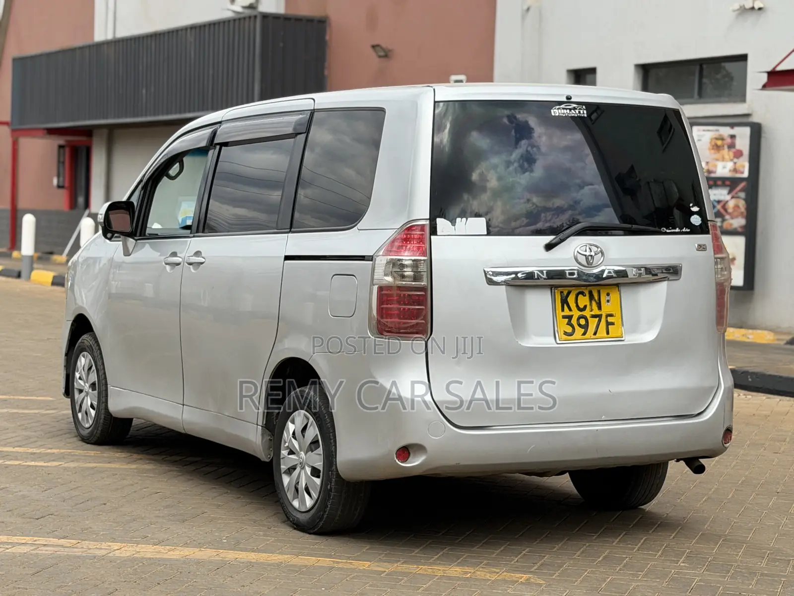 Toyota Noah 2010 Silver