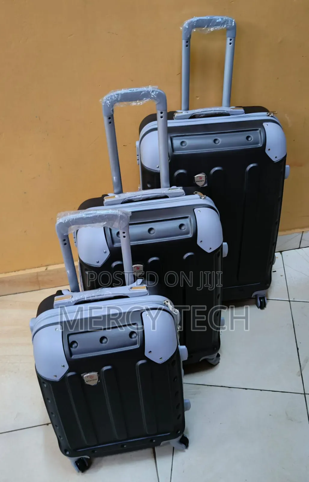 Premium Fibre Luxe Suitcase Trio
(Size 3)