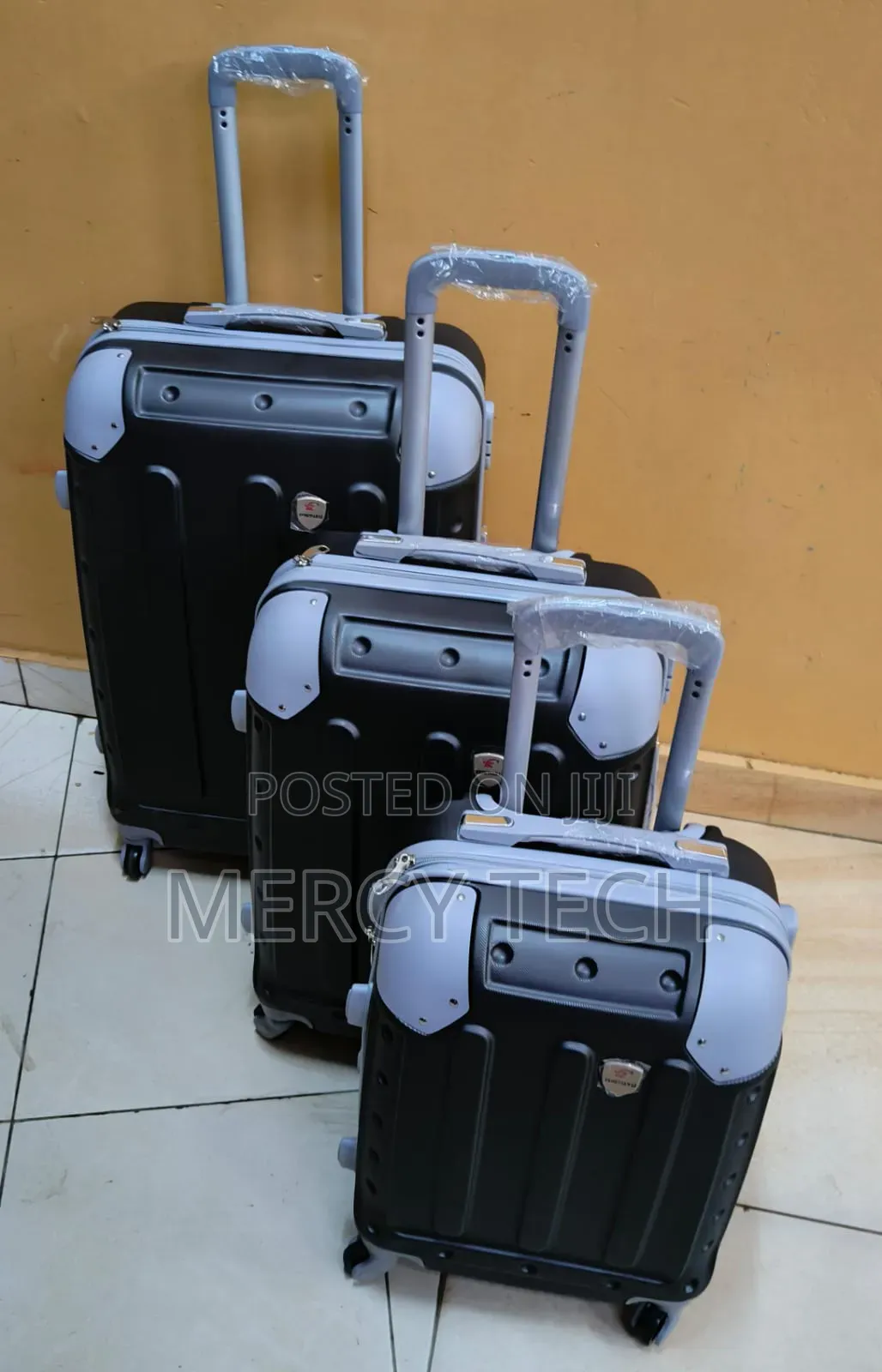 Premium Fibre Luxe Suitcase Trio
(Size 3)