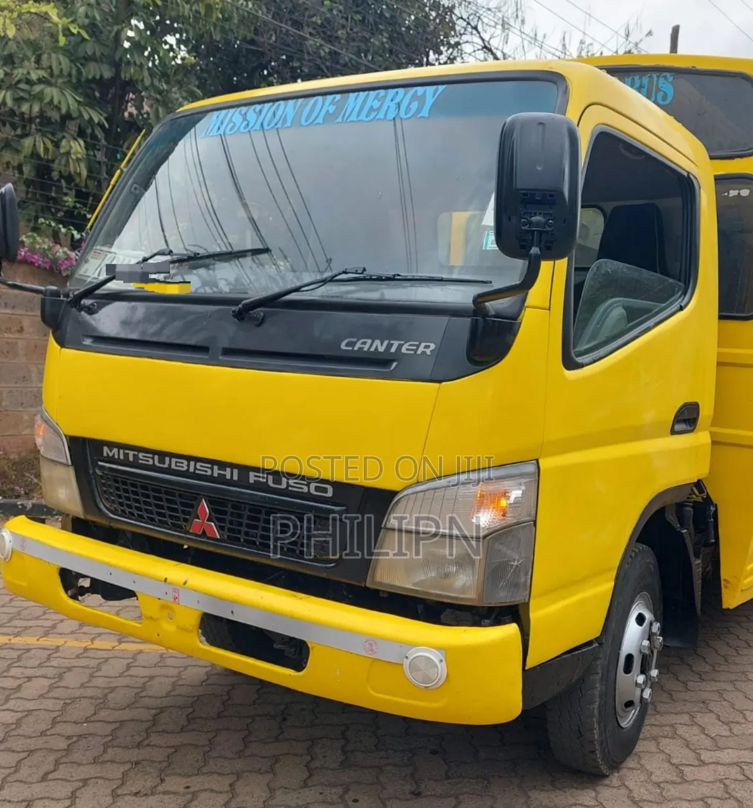 Mitsubishi Fuso Canter 2012 Yellow