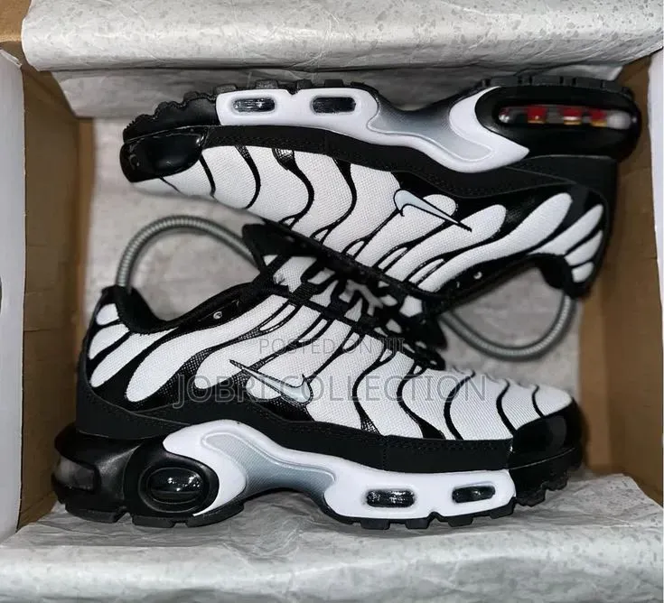 Nike Air Max TN “ Hypebae OreO”
Sneakers
