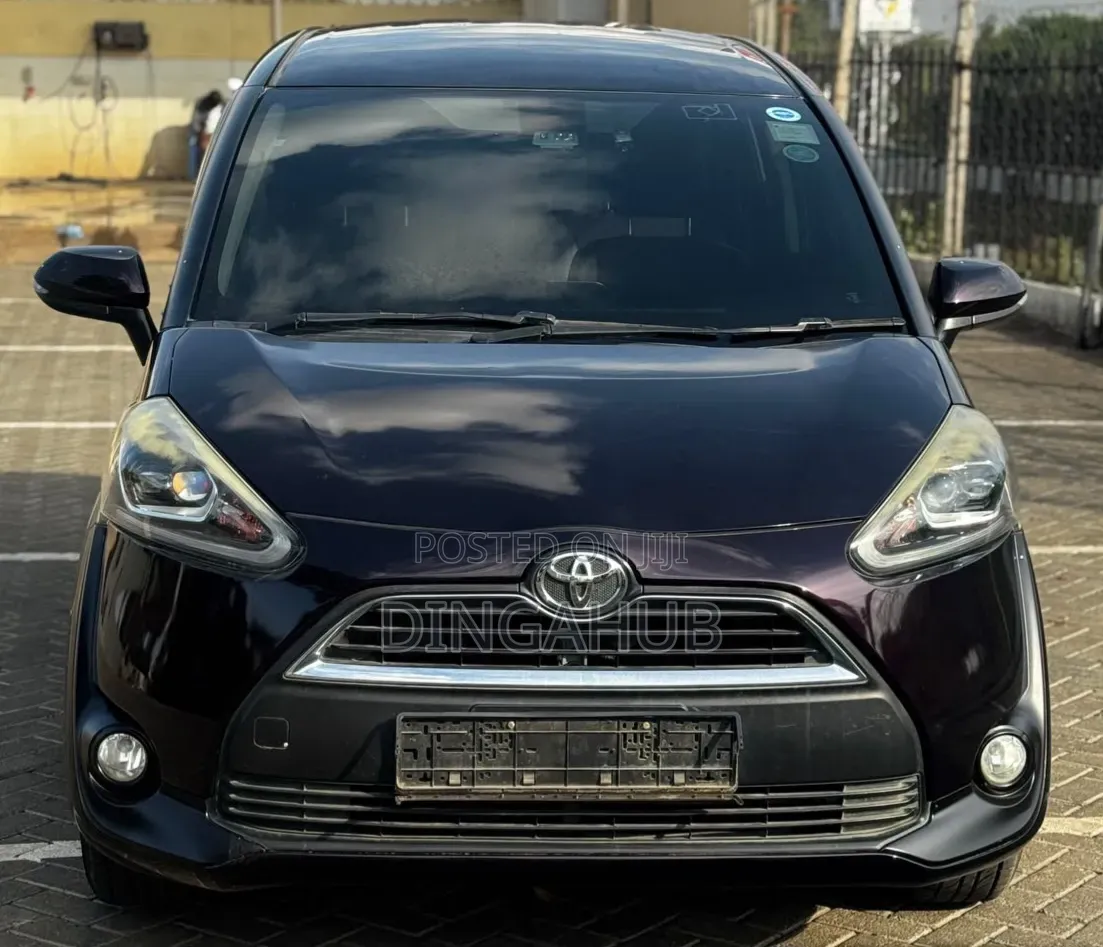 Toyota Sienta 2018 Maroon