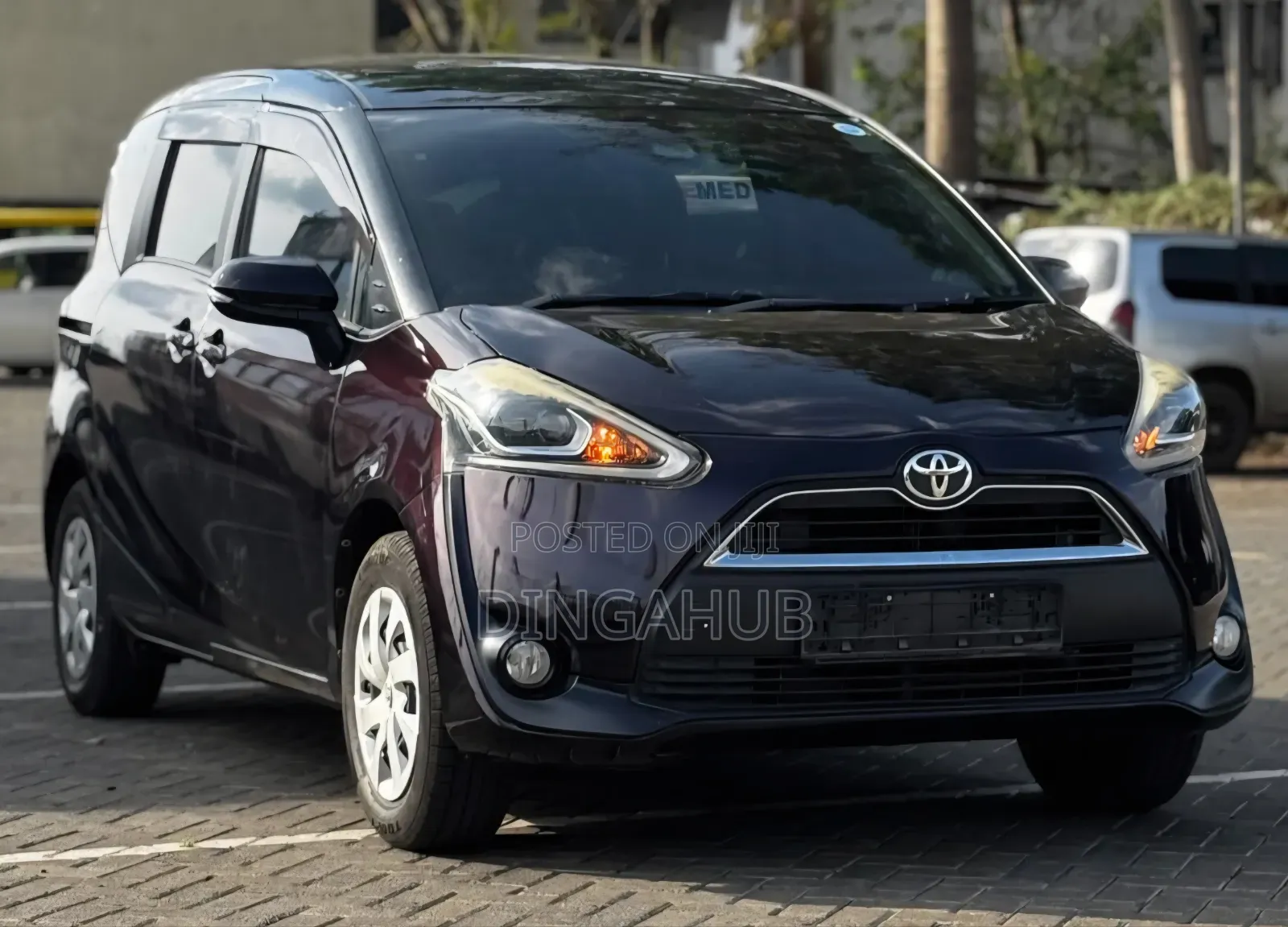 Toyota Sienta 2018 Maroon