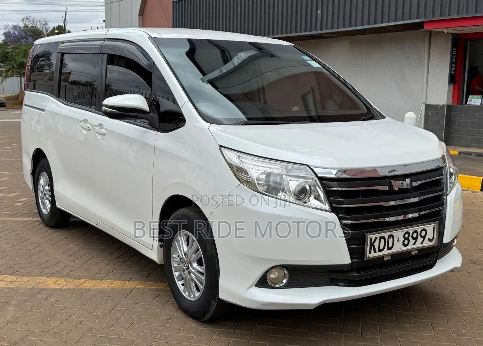 Toyota Noah 2.0 FWD (8 Seater) 2014 White