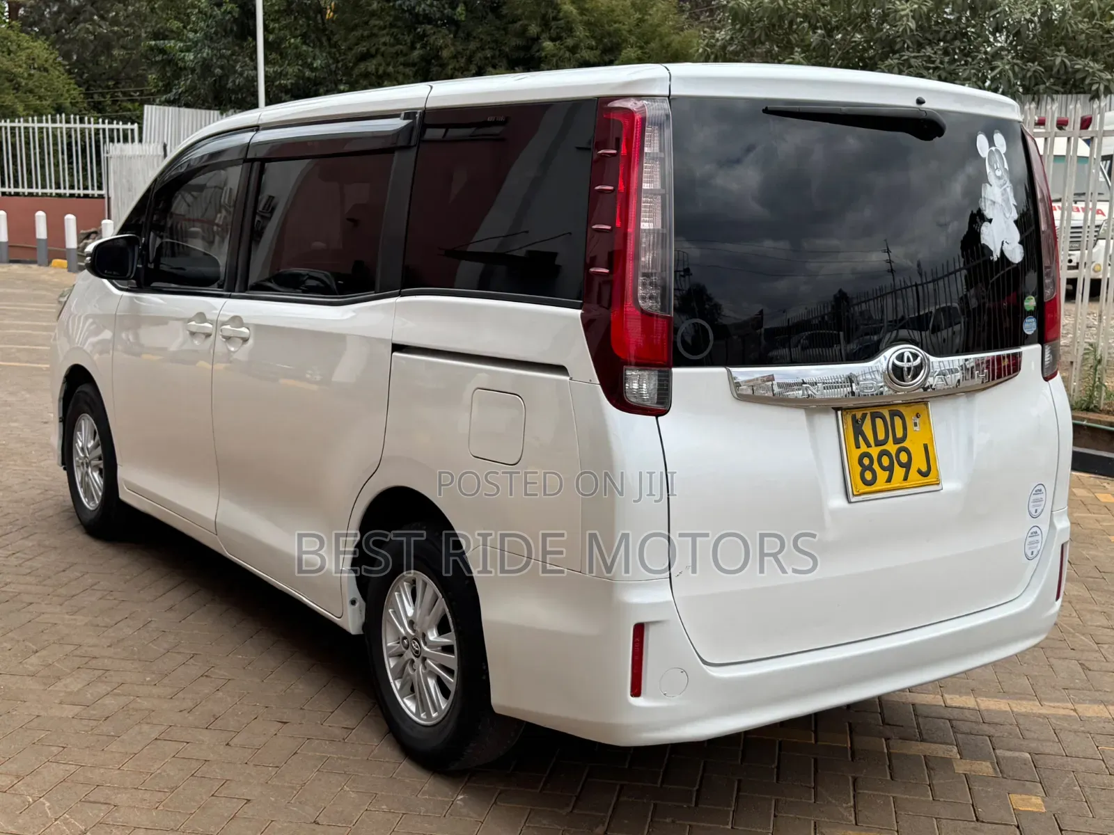 Toyota Noah 2.0 FWD (8 Seater) 2014 White