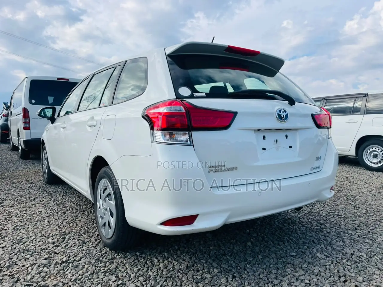 Toyota Corolla Fielder 1.5 Hybrid FWD 2019 White