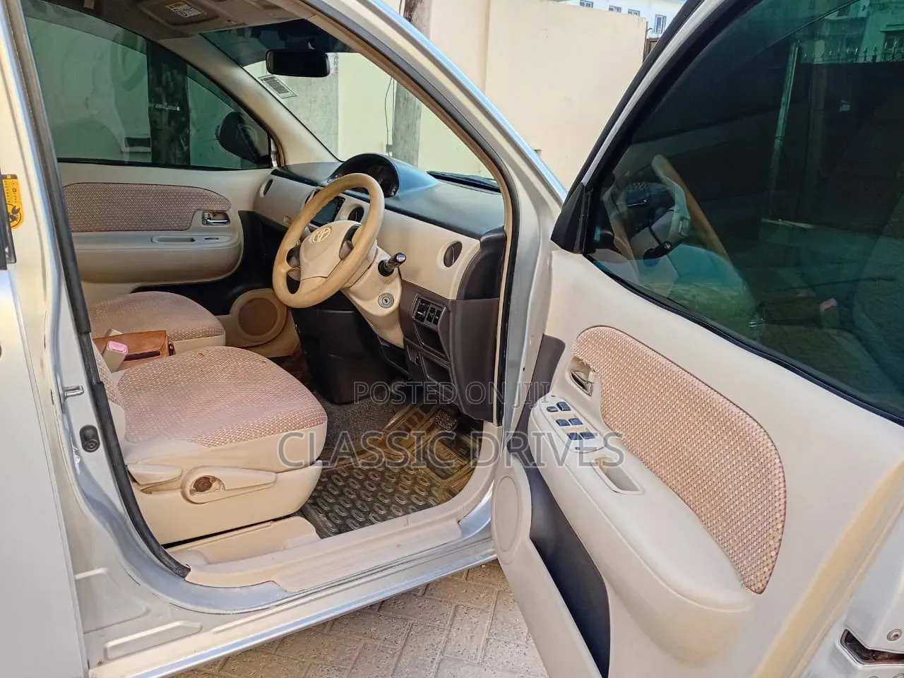 Toyota Sienta 2015 Silver