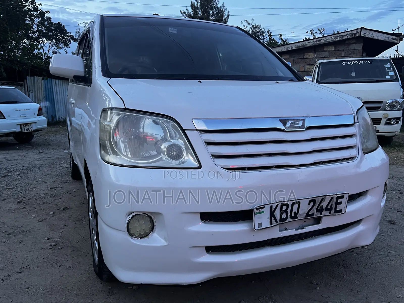 Toyota Noah 2.0 FWD (8 Seater) 2006 White