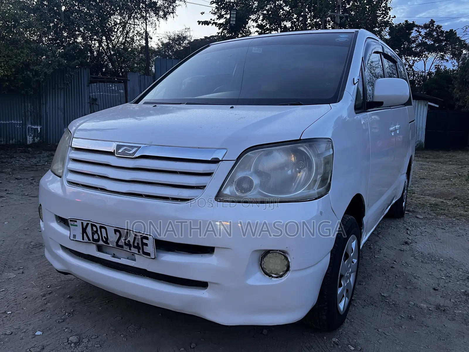 Toyota Noah 2.0 FWD (8 Seater) 2006 White