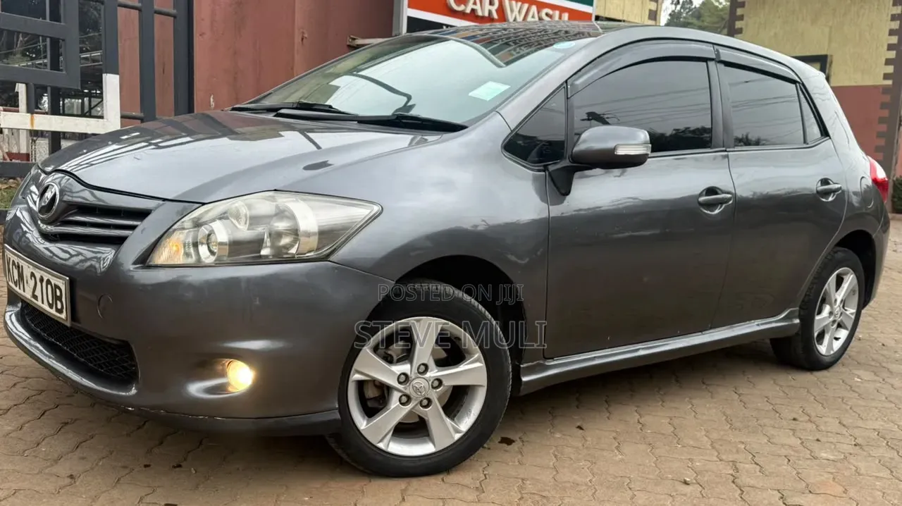 Toyota Auris 2011 Brown