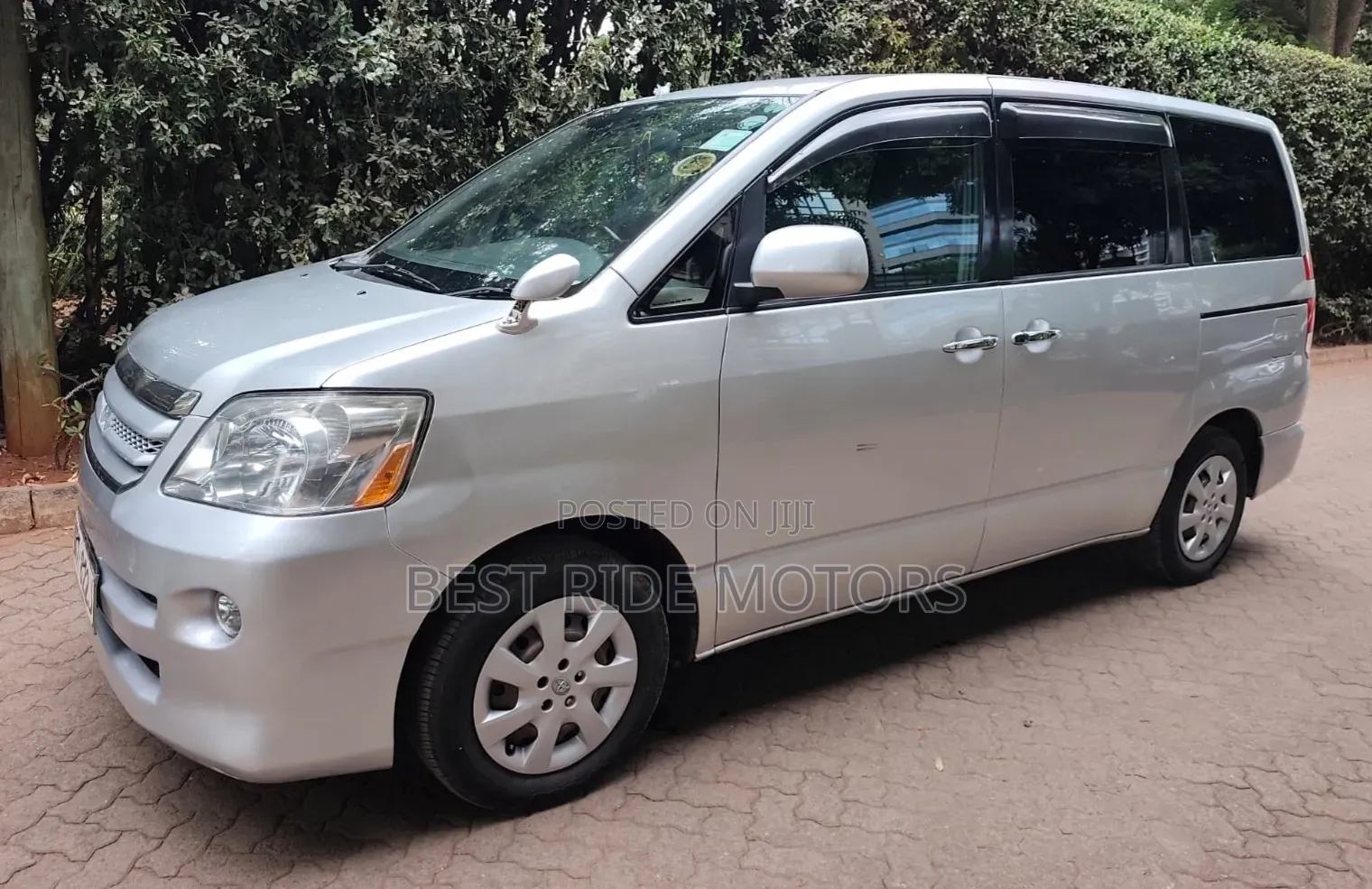 Toyota Noah 2.0 FWD (8 Seater) 2006 Silver